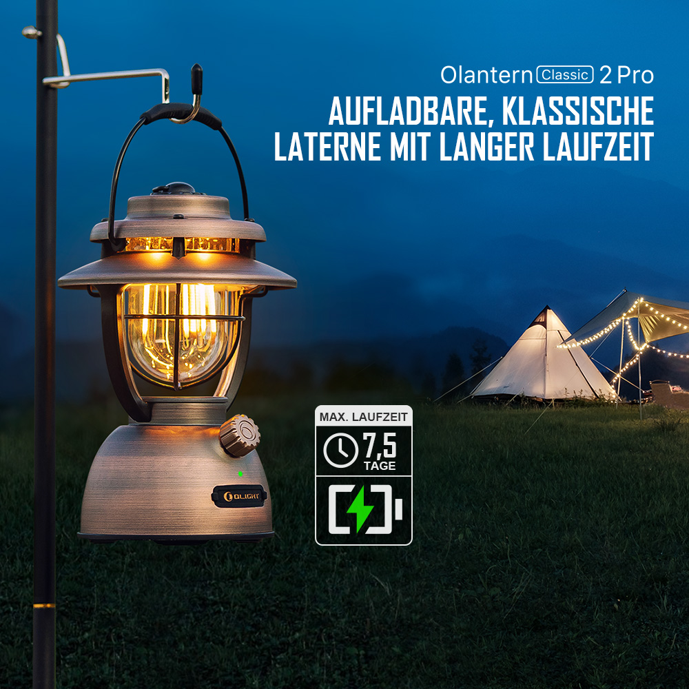 Eine bronzefarbene Laterne hängt und leuchtet, mit Text darüber. Im Hintergrund ein Zelt und eine Campingszene, mit einem grünen Ladesymbol.
