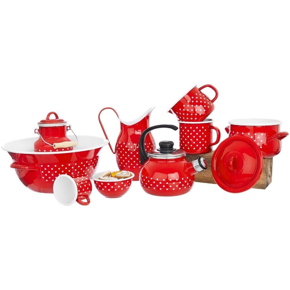 Una colección de artículos de cocina de esmalte rojo con lunares blancos. Incluye cuencos, tazas, una tetera, una jarra y una olla.