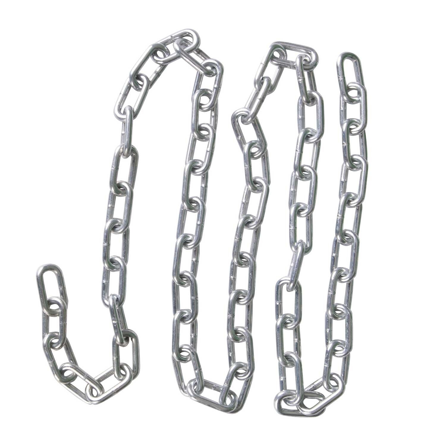 Tres cadenas metálicas sobre un fondo blanco. Las cadenas están unidas. La luz se refleja en el metal.