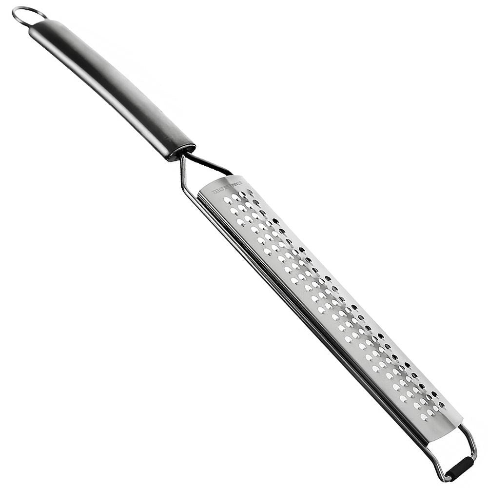 Un rallador de acero inoxidable con mango largo y superficie perforada. Está diseñado para rallar fino.