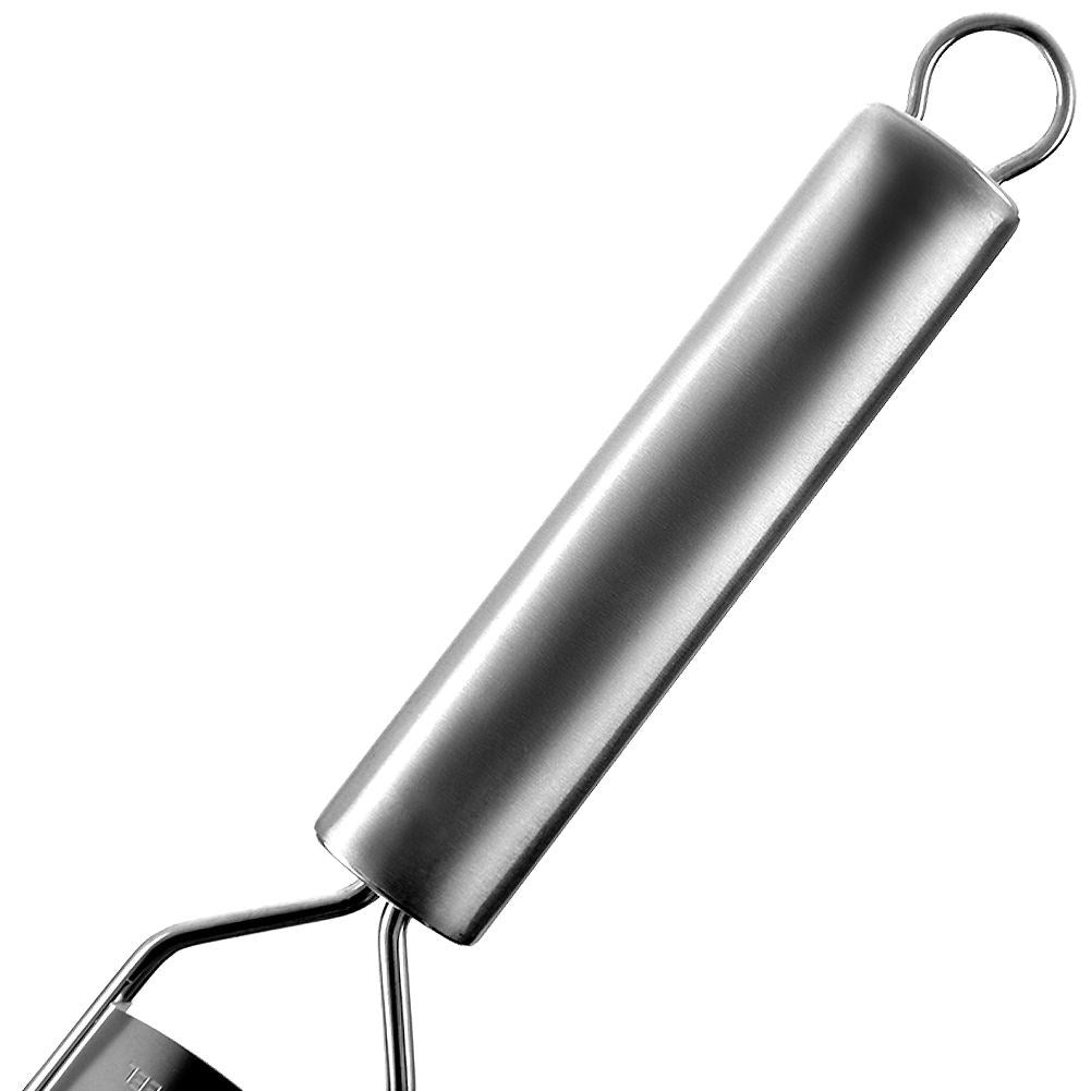 Primer plano de un utensilio de cocina de acero inoxidable con mango cilíndrico y bucle en la parte superior, sobre fondo blanco.