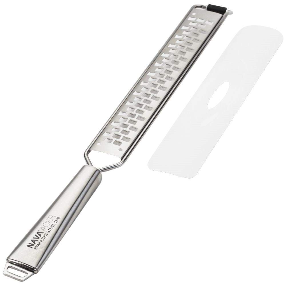 Un rallador de acero inoxidable con mango. Una cubierta de plástico blanco está al lado. El rallador tiene la marca NAVA ACER.