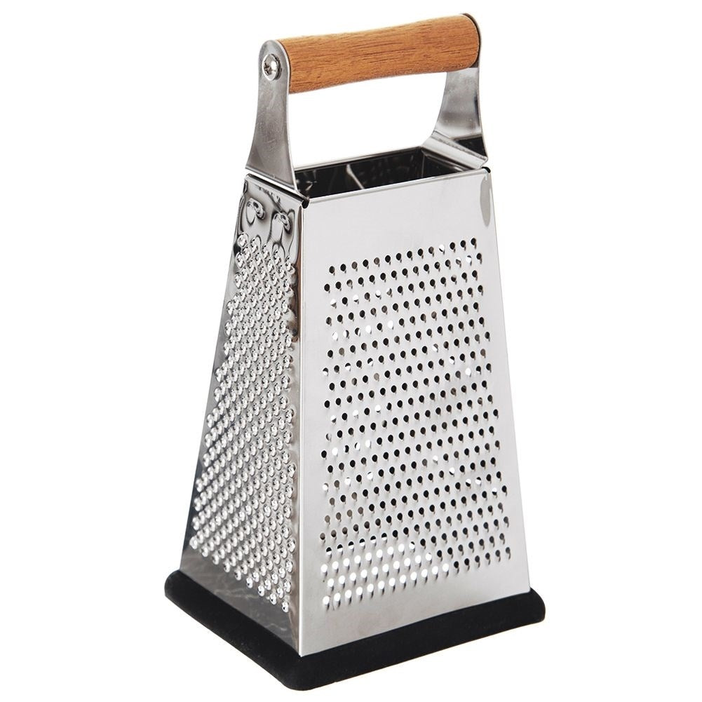 Un rallador de caja de acero inoxidable con mango de madera. Tiene diferentes superficies de rallado y base negra.