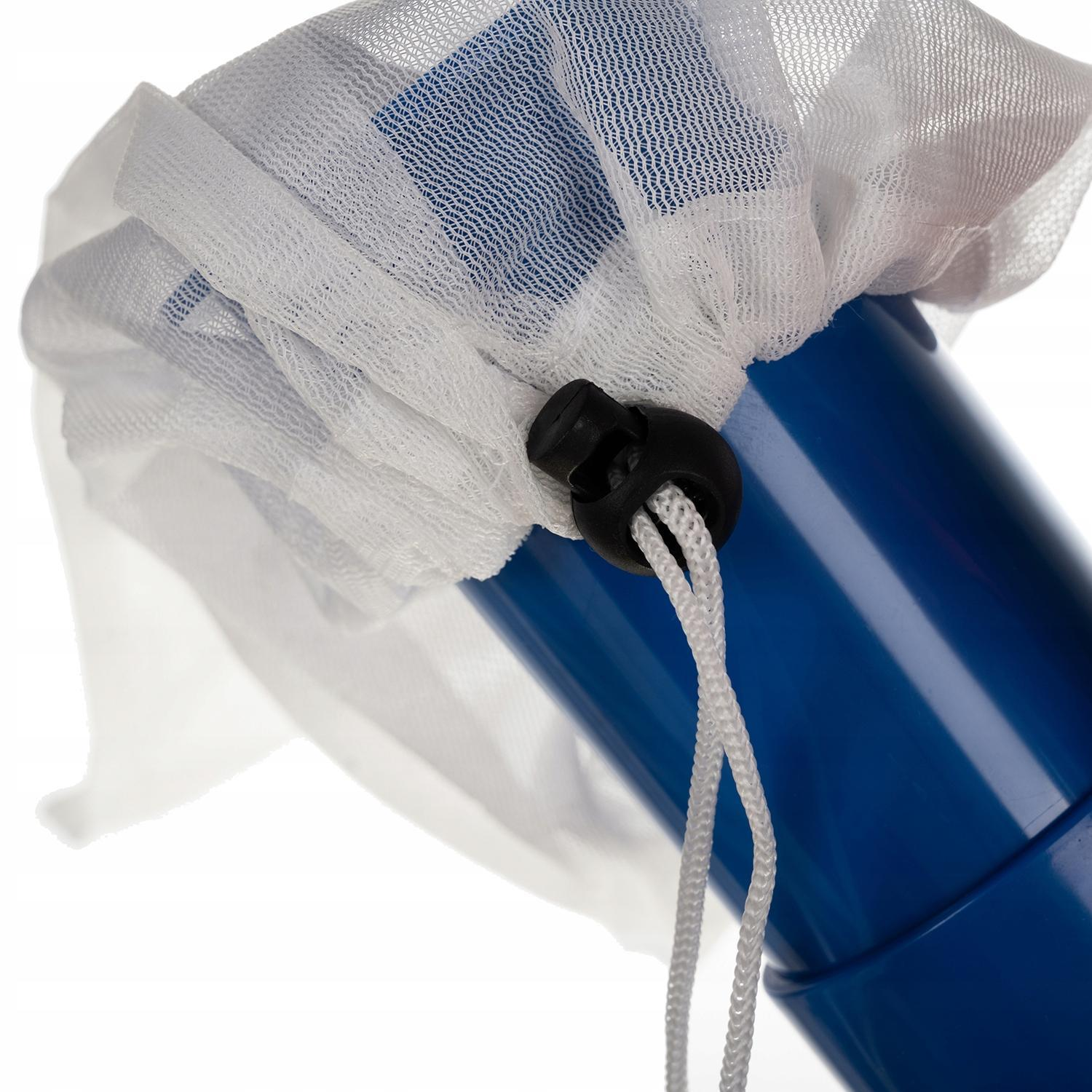 Primer plano de un tubo azul con una bolsa de malla blanca adjunta. Hay un cierre negro y una cuerda blanca. El fondo es blanco.