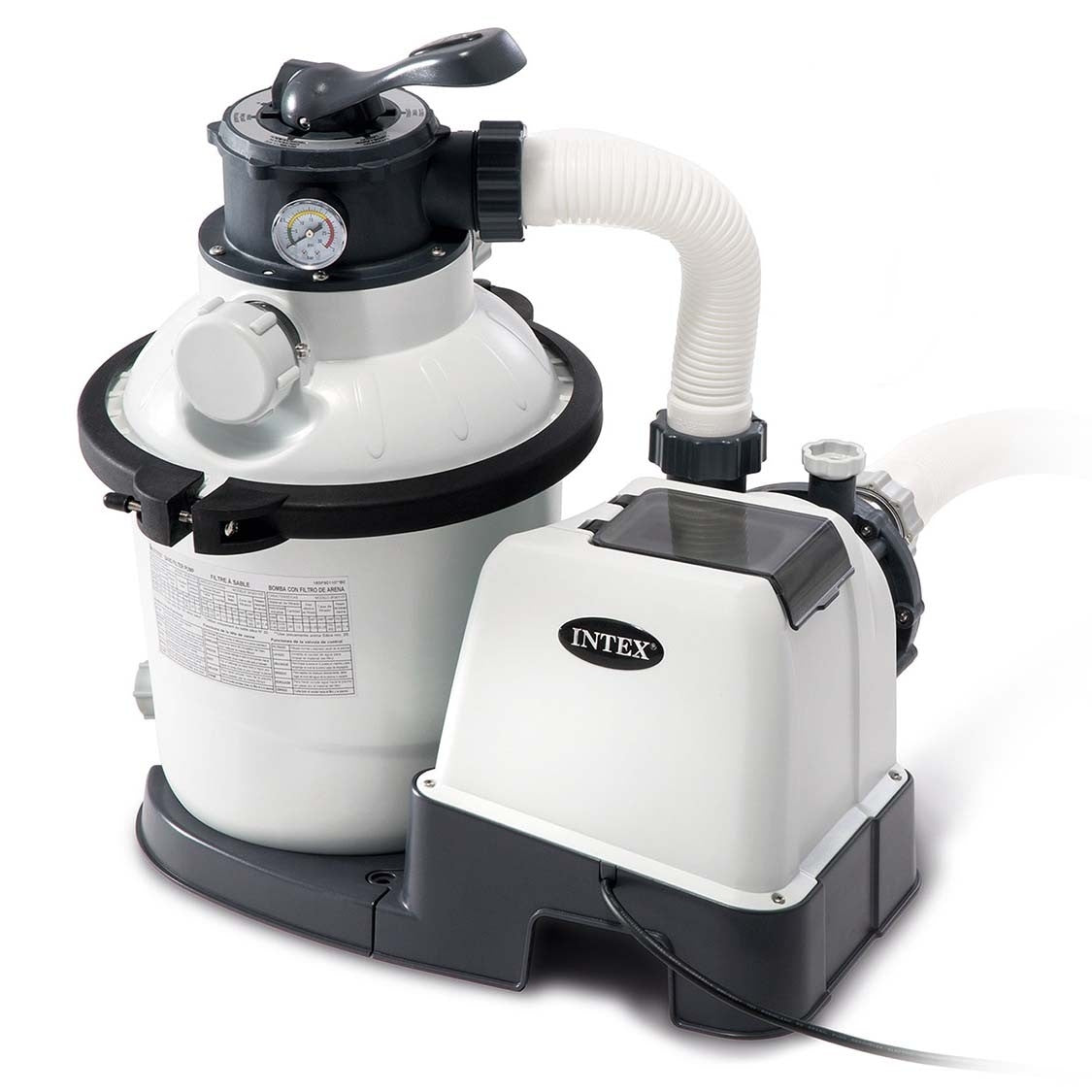 Un sistema de filtro de piscina Intex blanco y gris. Tiene un filtro de arena, una bomba y un manómetro. Mangueras blancas conectan los componentes.