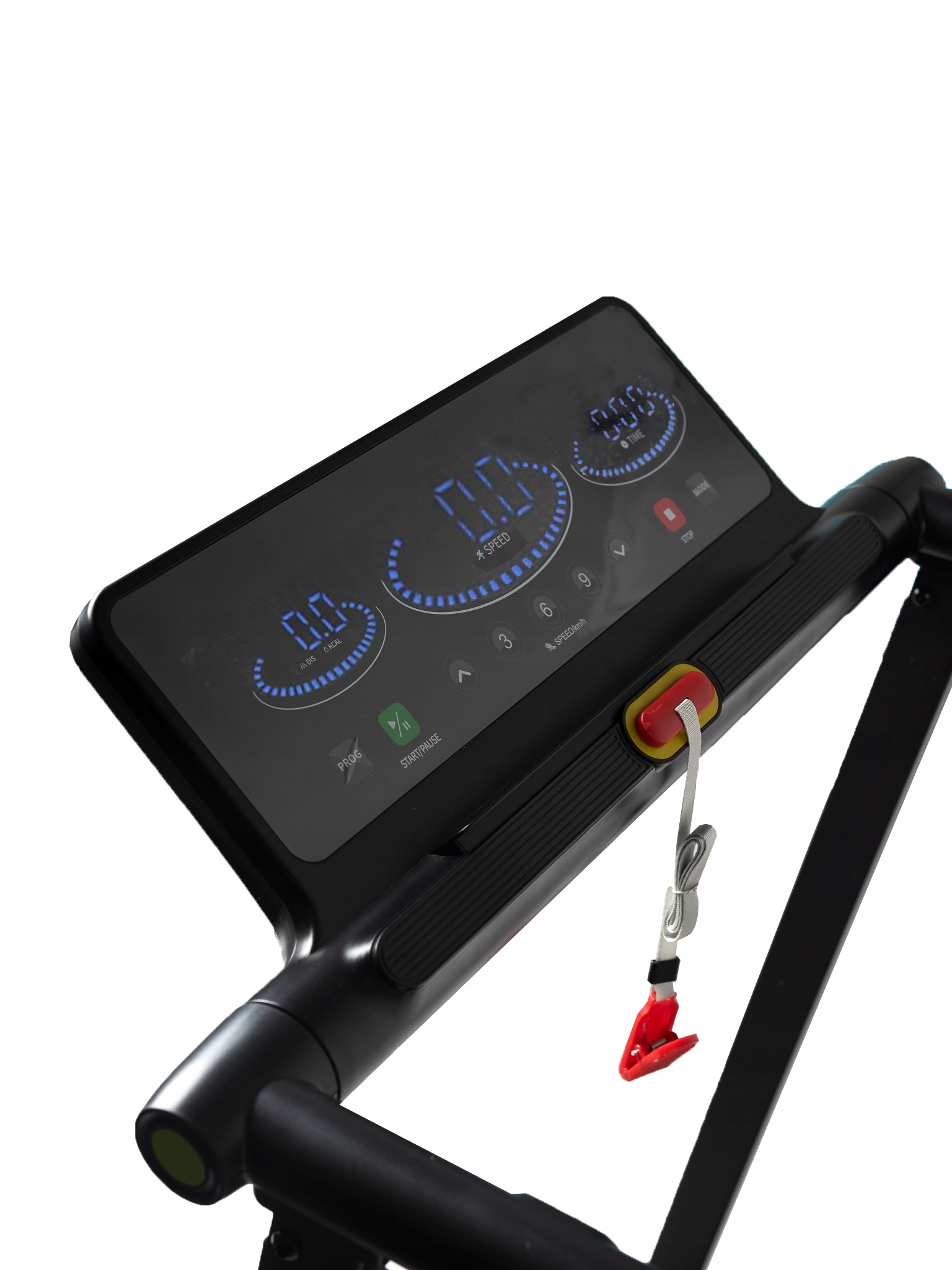 Panel sterowania bieżni wyświetla prędkość, czas i dystans. Ma czerwony klucz bezpieczeństwa i czarną ramę.