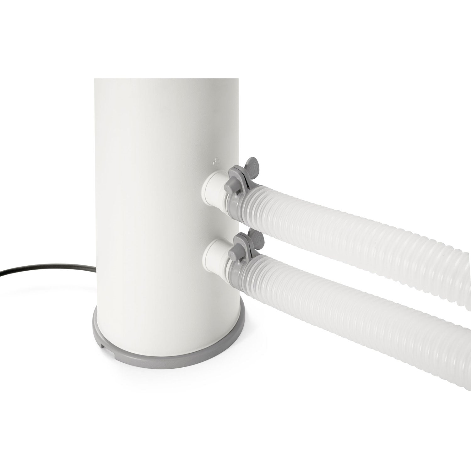 Una máquina blanca con dos tubos flexibles blancos adjuntos. La máquina tiene una base gris y un cable de alimentación negro.