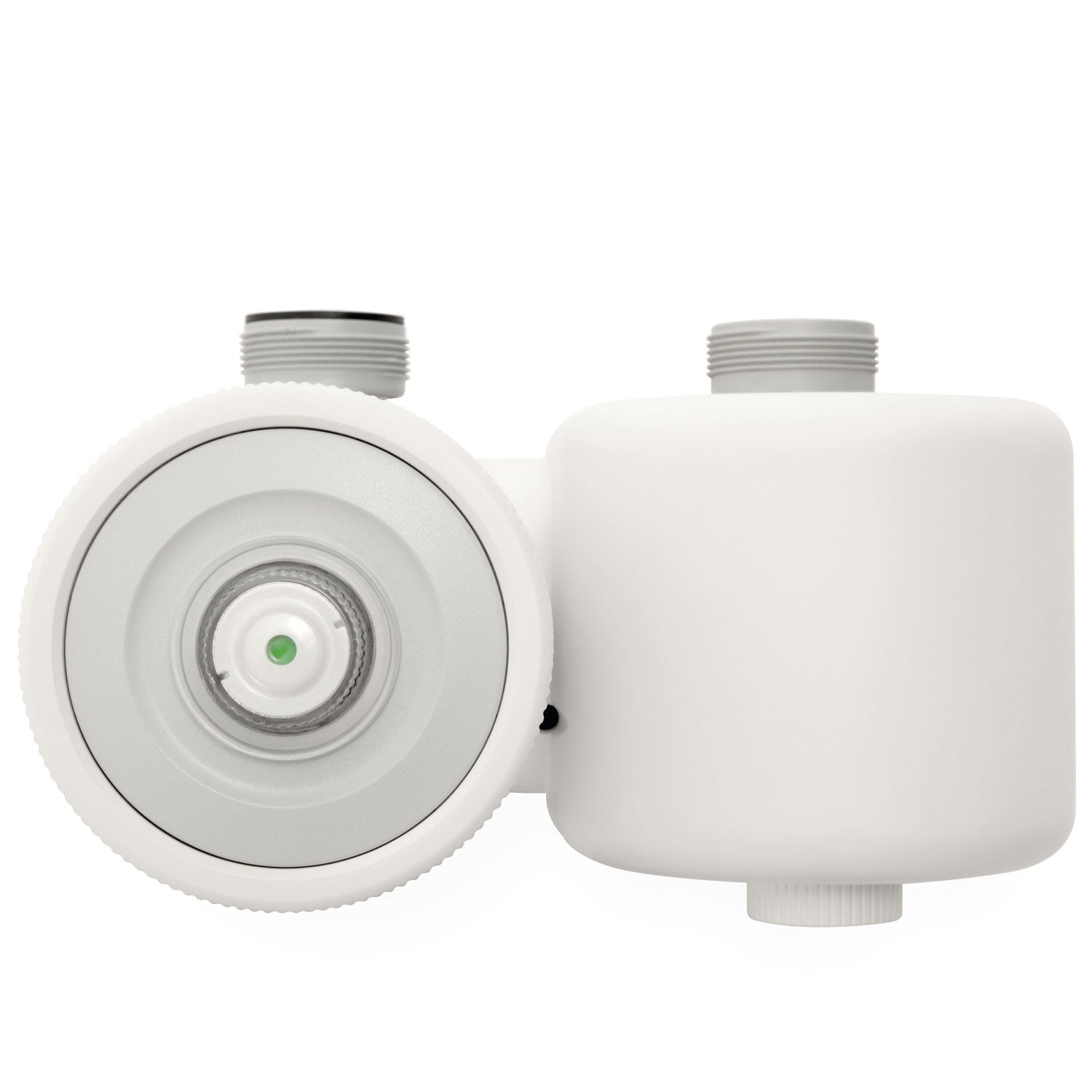 Un dispositivo blanco con dos partes conectadas. Una tiene una cara circular con una luz verde. La otra es un cilindro redondeado.