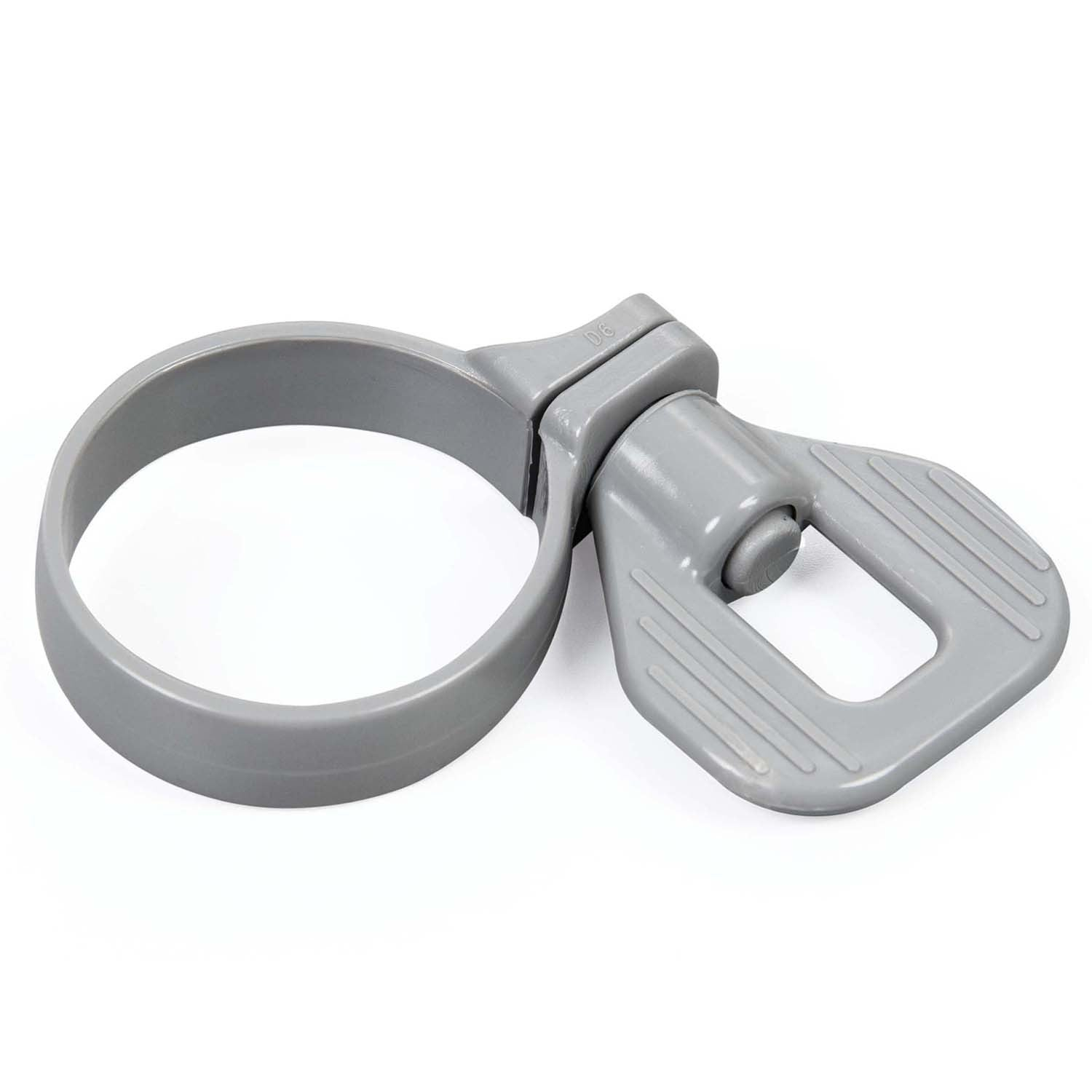 Una abrazadera de plástico gris con un anillo circular y un asa. El asa tiene un agujero rectangular y está acanalada. Aislada sobre fondo blanco.