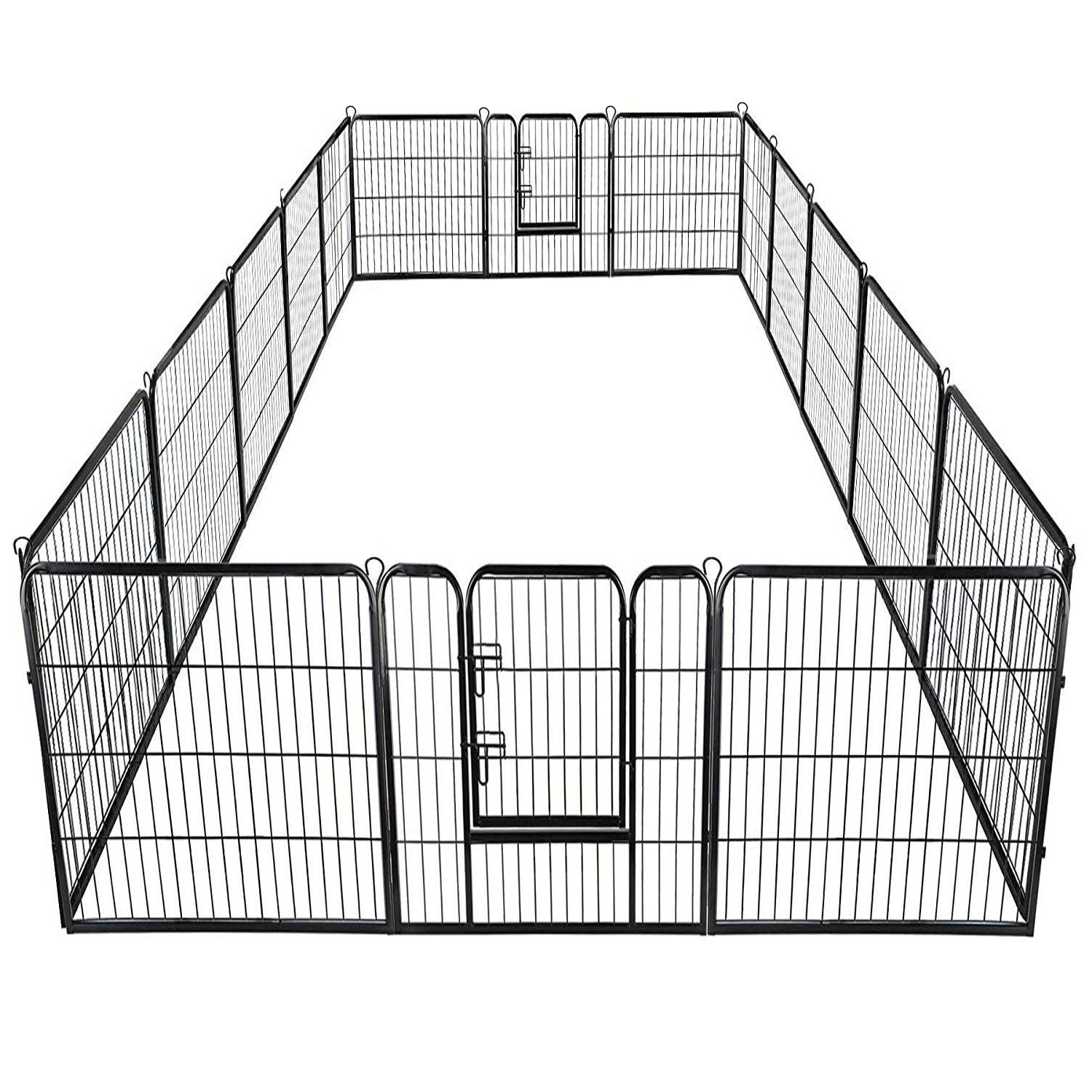 Un parque para mascotas de metal negro, rectangular con una puerta. Está sobre un fondo blanco. Las barras son verticales.