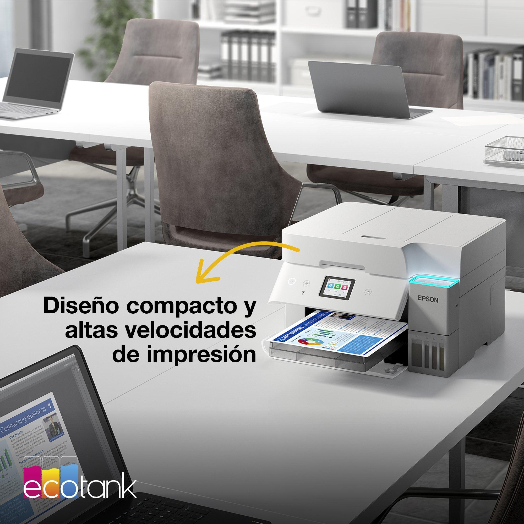 Biała drukarka na białym biurku drukuje dokument. Obraz zawiera laptopa i krzesła.