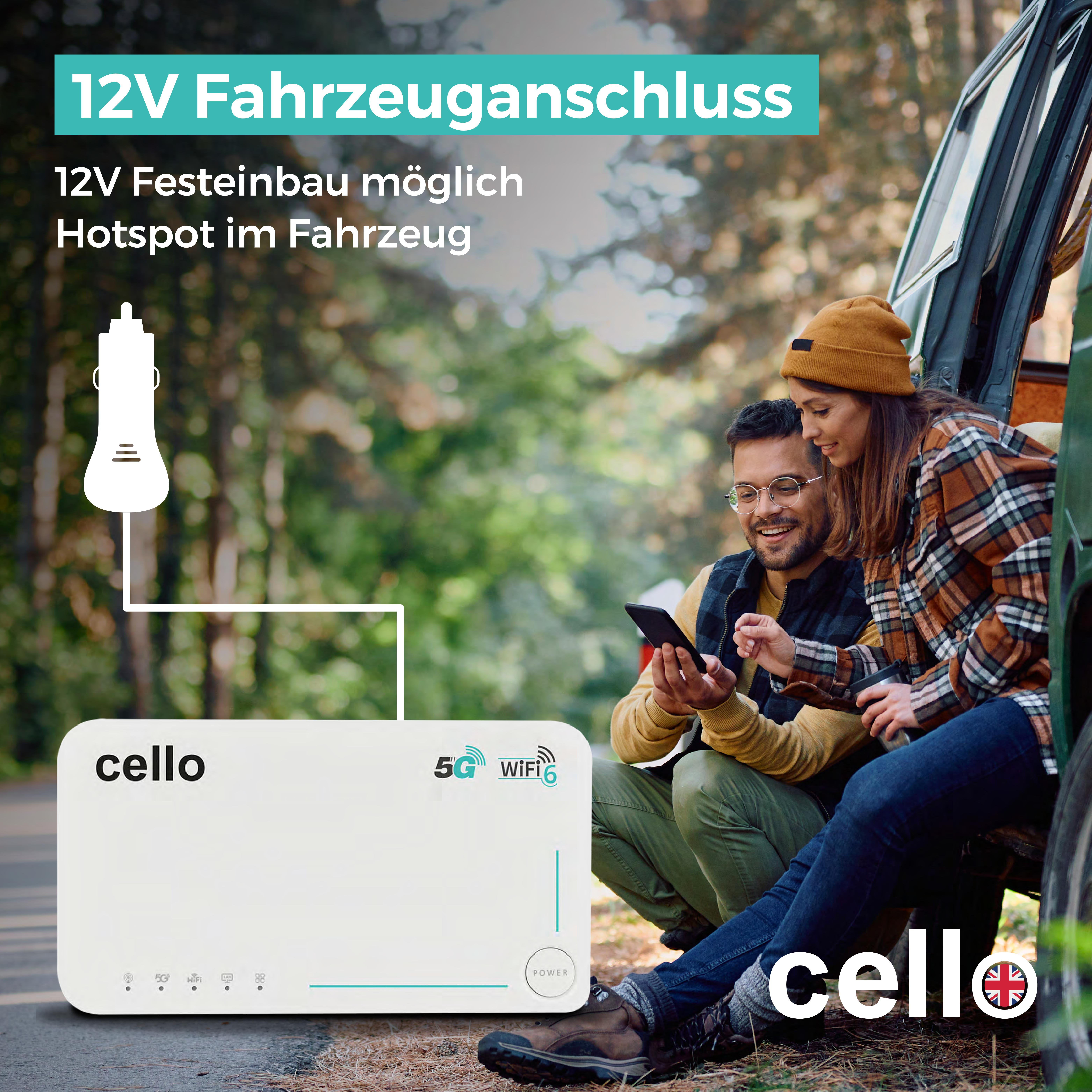 Ein Paar sitzt in der Nähe eines Autos und schaut auf ein Telefon. Ein weißes Gerät mit Branding im Vordergrund.
