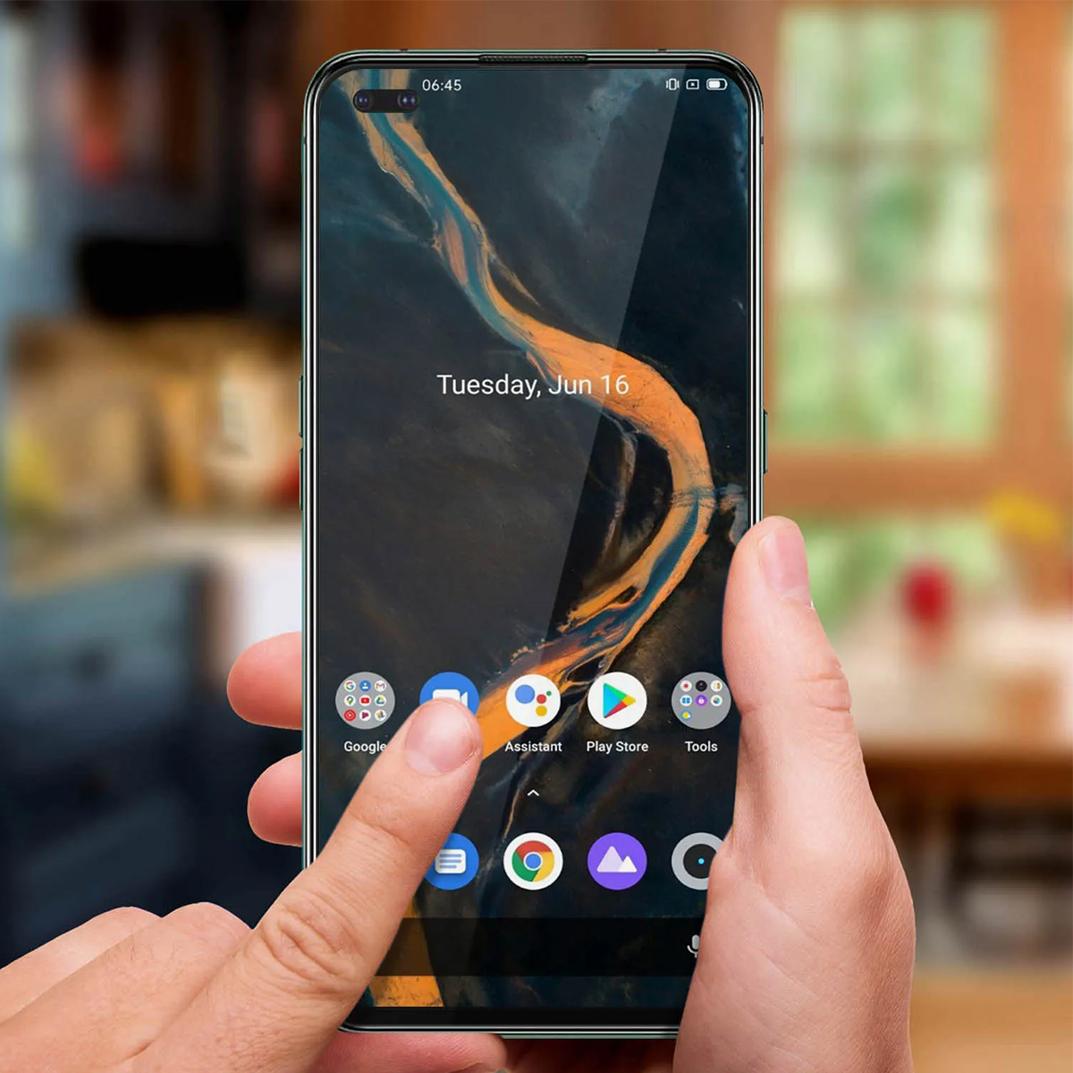 Una mano tiene in mano uno smartphone, il dito tocca l'icona Assistente. Lo schermo mostra la data, le app e uno sfondo astratto colorato.