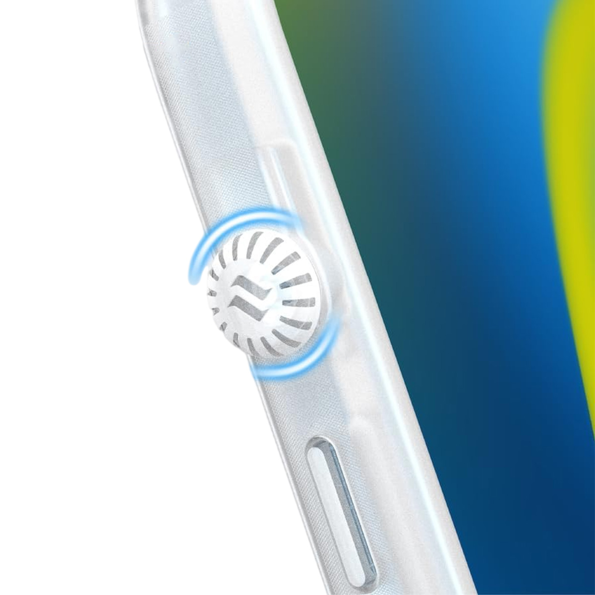 Primo piano di una custodia trasparente per telefono con sfiato circolare e logo a doppia freccia. Sfondo blu e giallo.