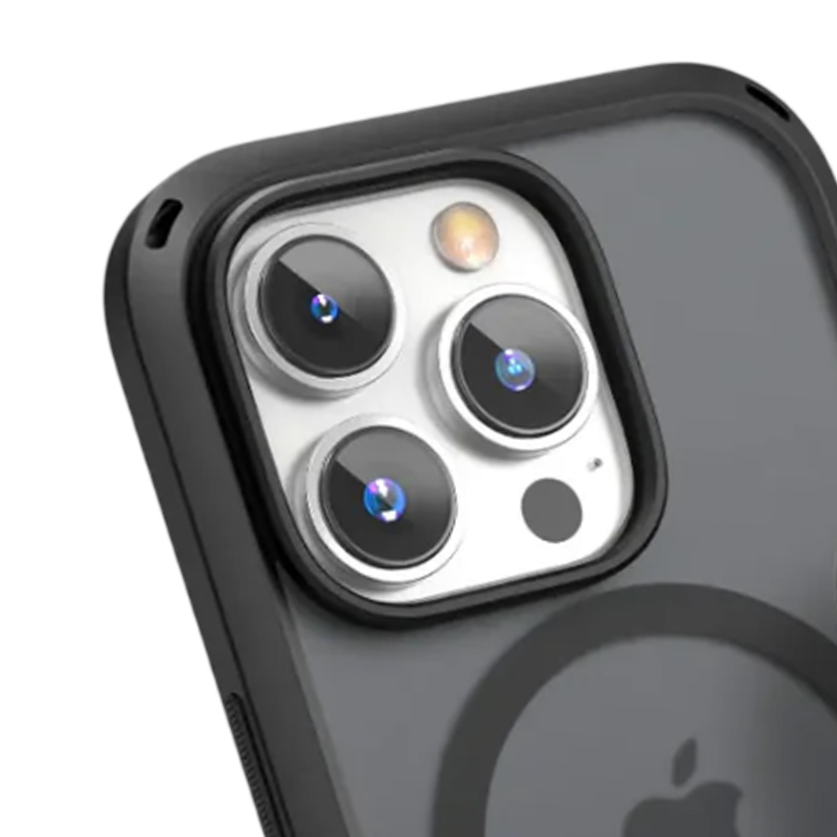 Primo piano del modulo fotocamera di uno smartphone con tre lenti e un flash, racchiuso in una custodia protettiva nera.