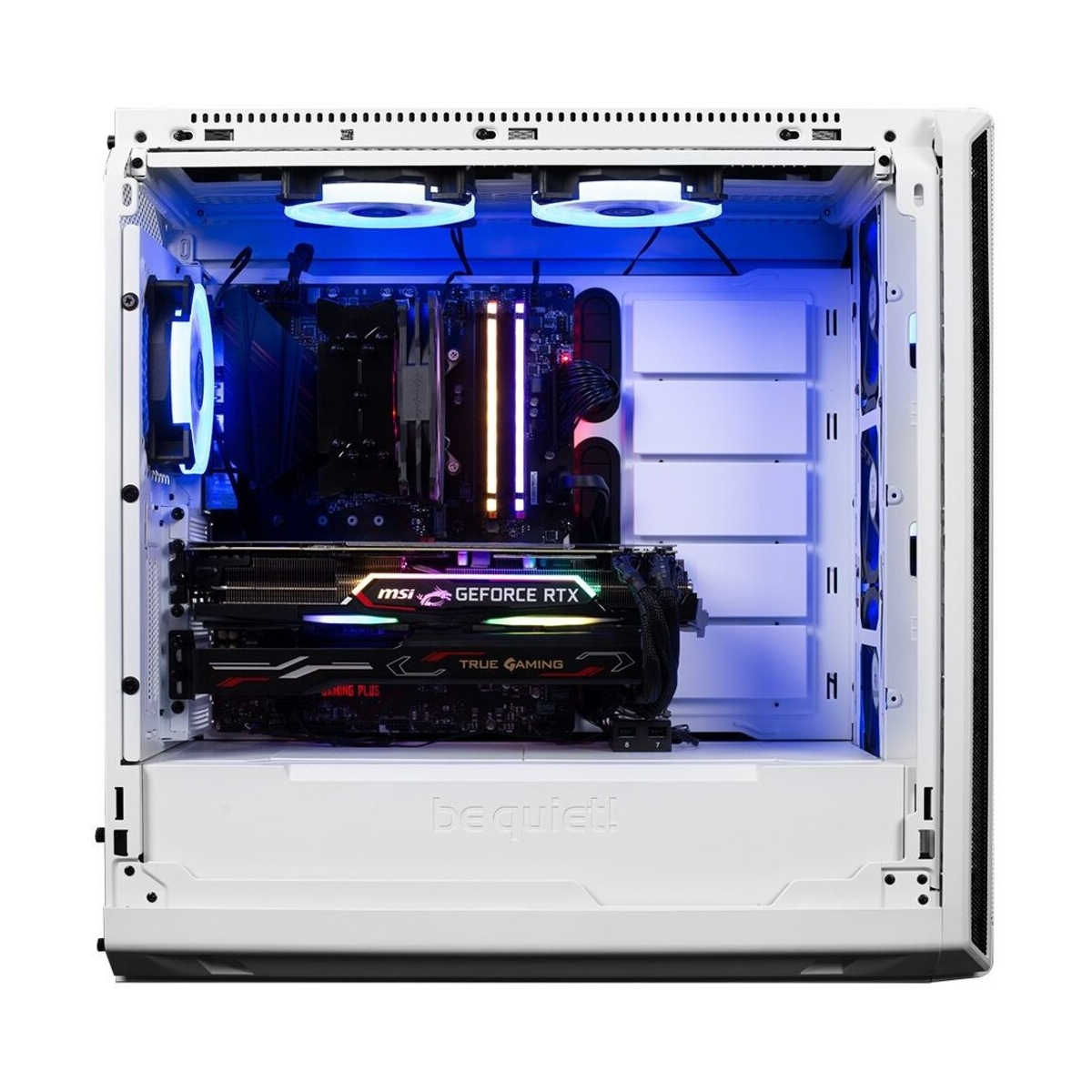 Weißes Computergehäuse mit internen Komponenten, die von blauem und mehrfarbigem Licht beleuchtet werden. Grafikkarte mit MSI und GeForce RTX sichtbar.