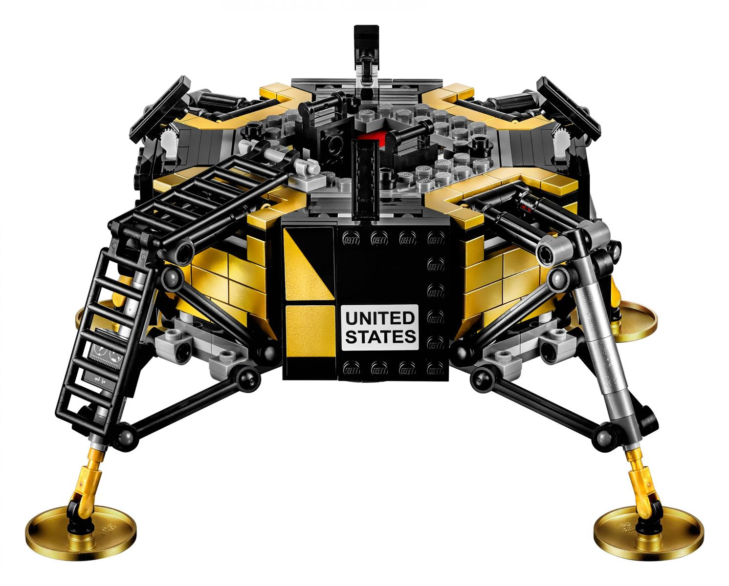 Ein Lego-Modell des Apollo-11-Mondlanders. Es hat schwarze, goldene und graue Teile mit einer Leiter und dem Schriftzug 'UNITED STATES'.