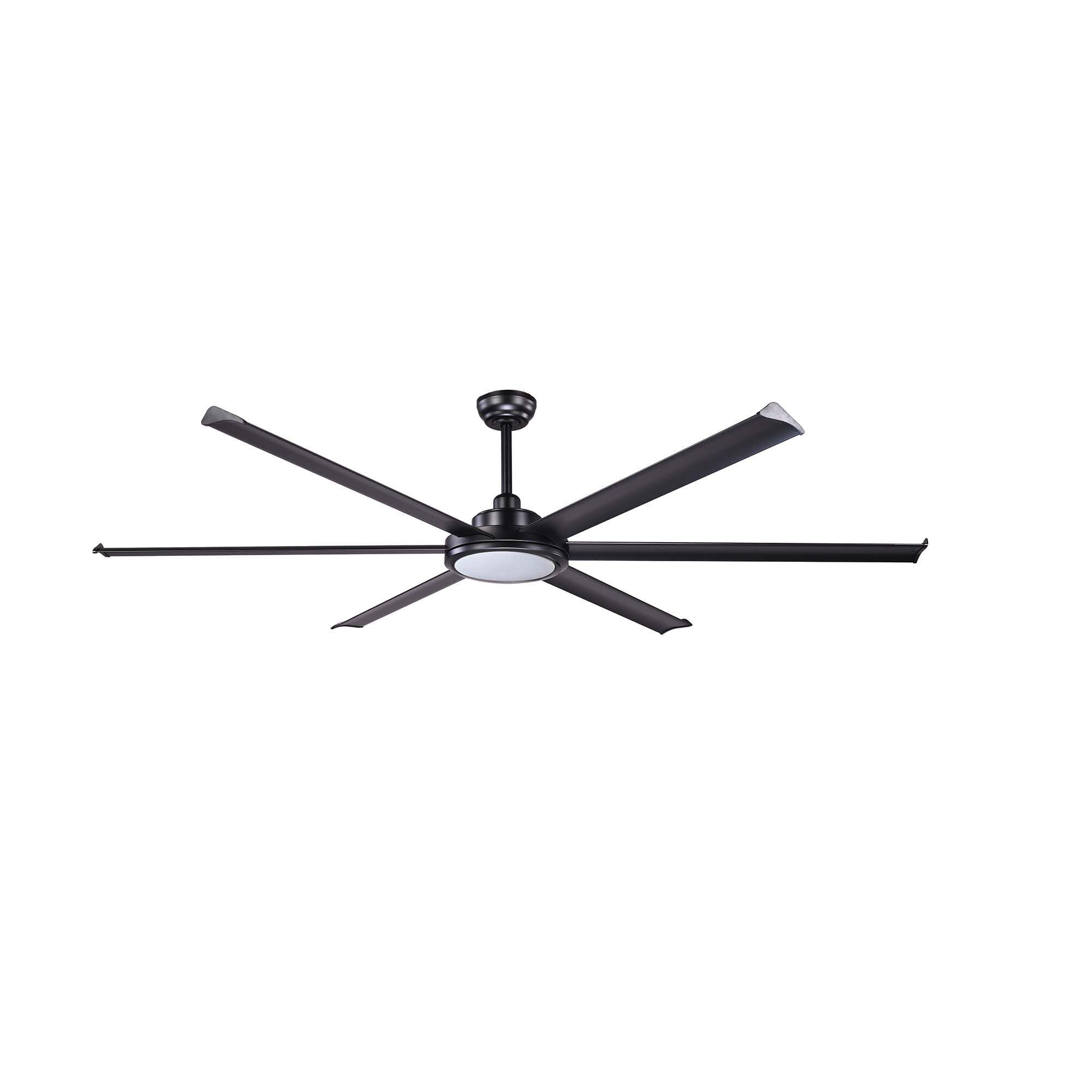 Un ventilatore da soffitto nero con sei pale è centrato su sfondo bianco.