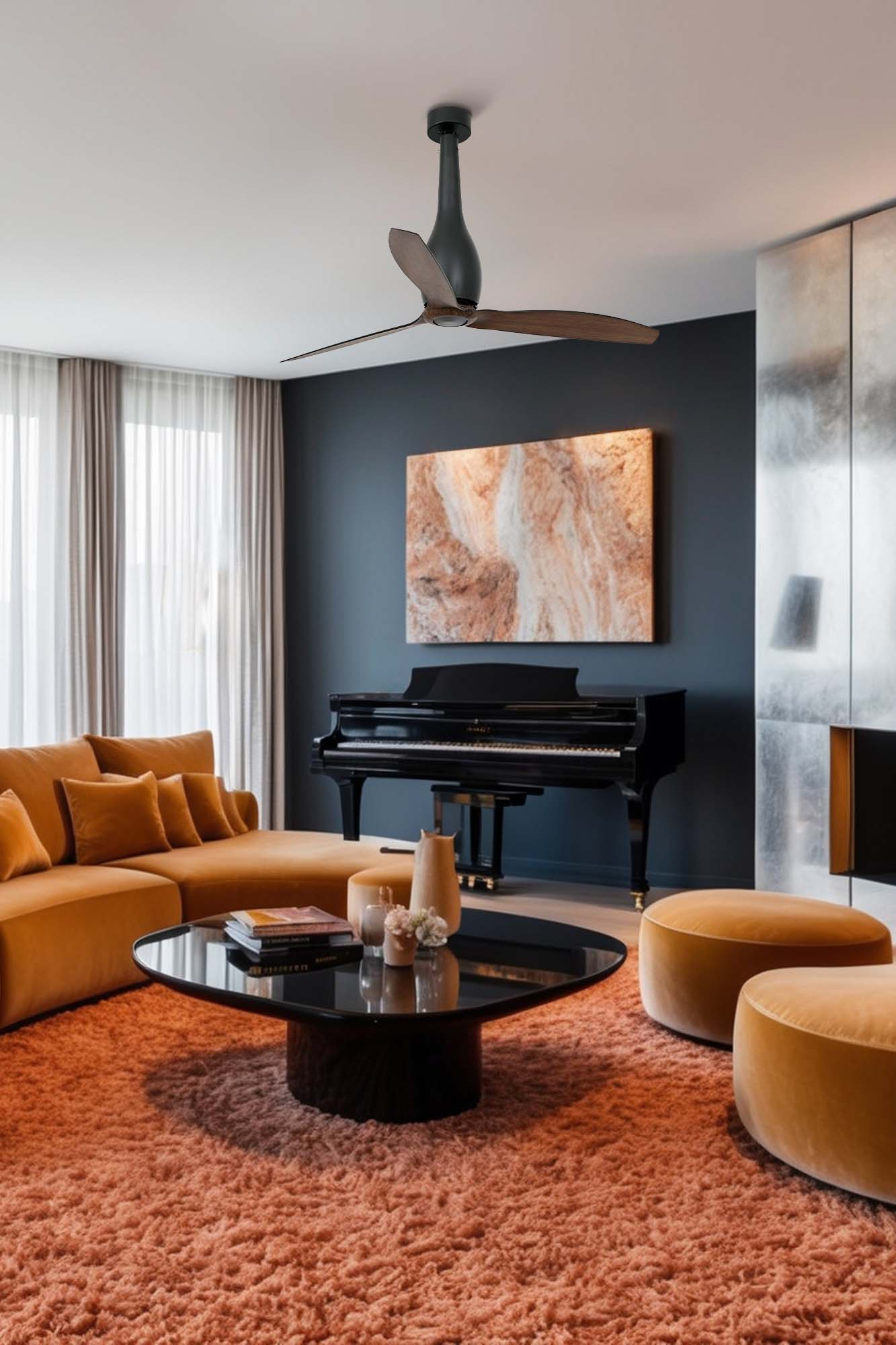Wohnzimmer: orangefarbenes Sofa, Teppich, schwarzes Klavier, Couchtisch und Deckenventilator. Gemälde an der Wand. Neutrale Vorhänge.
