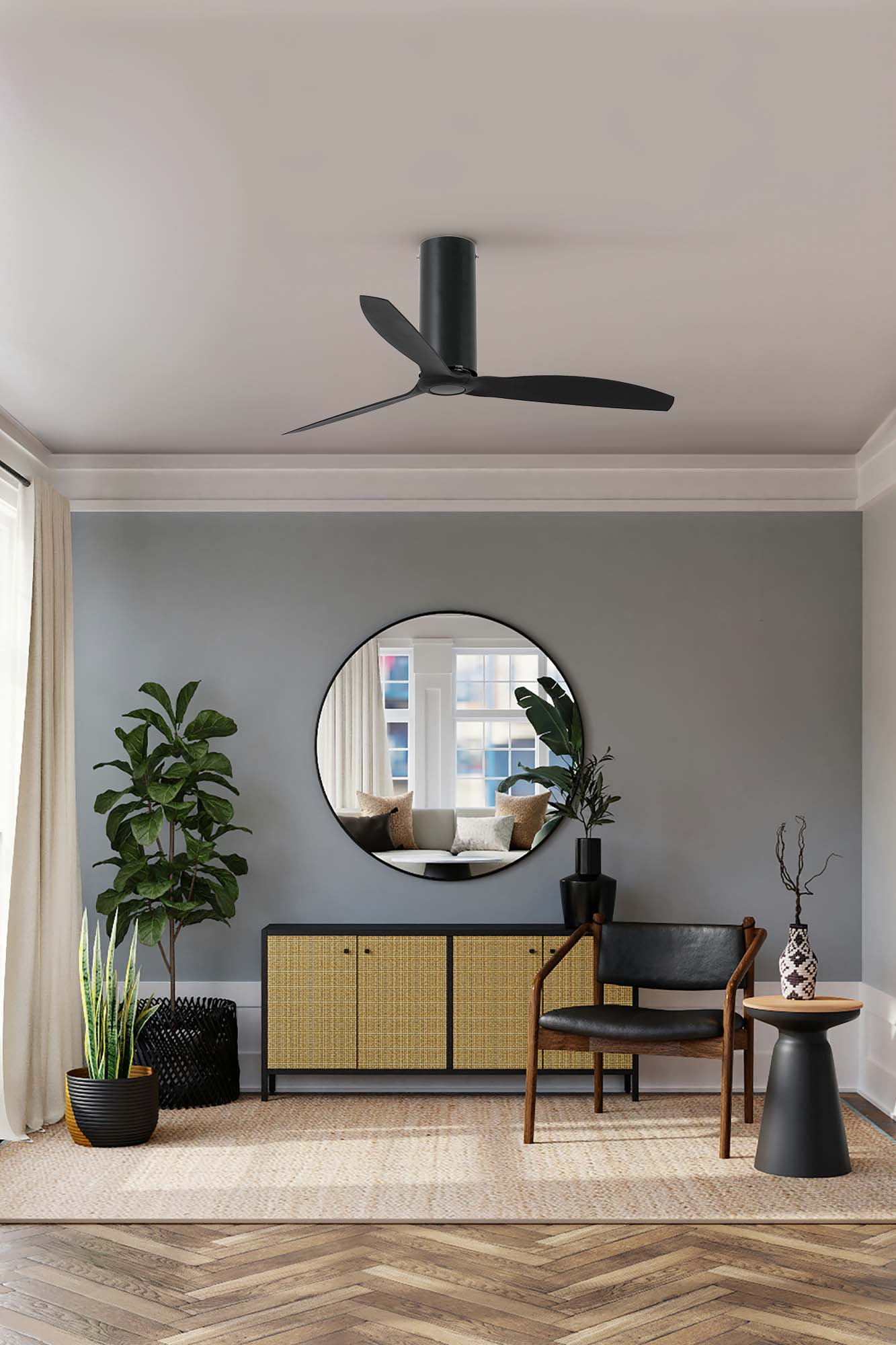 Ein modernes Wohnzimmer mit Deckenventilator, Spiegel, Pflanzen, einem schwarzen Stuhl und einem Holzschrank.