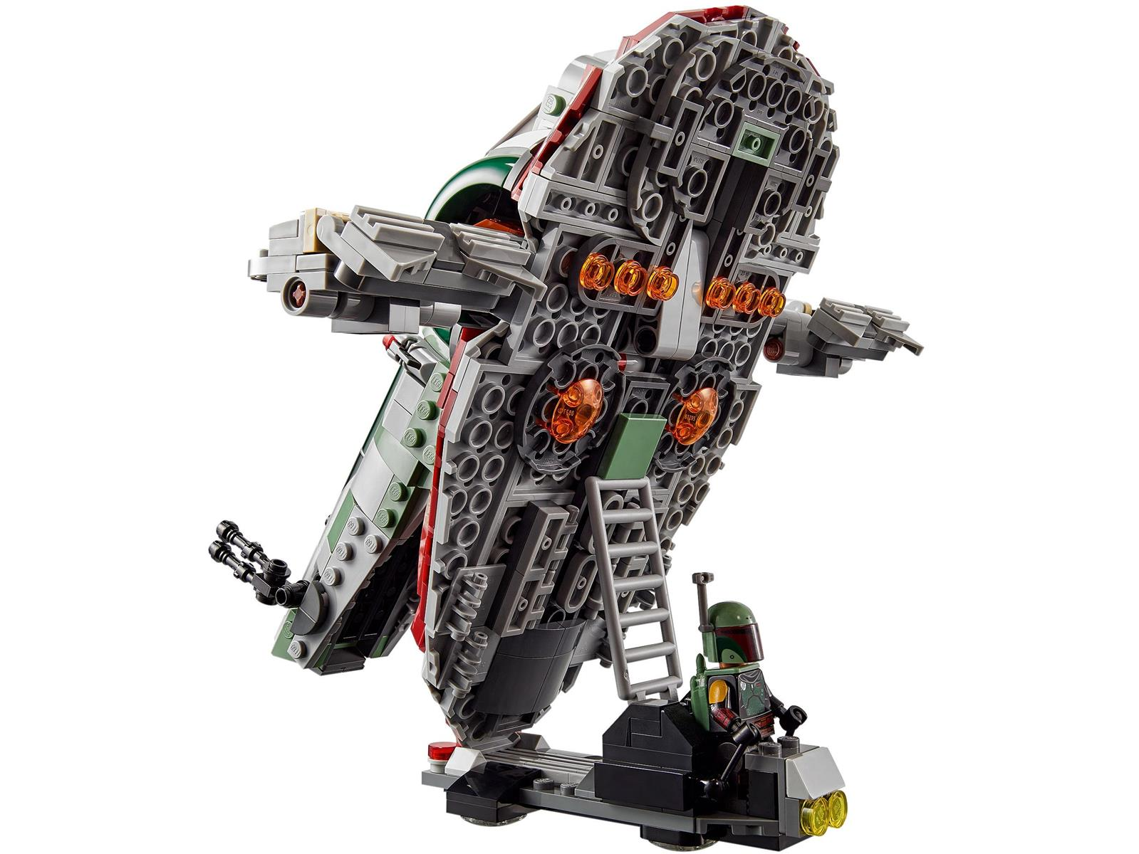 Un modello Lego di un'astronave, grigio, verde e rosso. Una figura Lego è seduta su un piccolo veicolo sotto la nave.