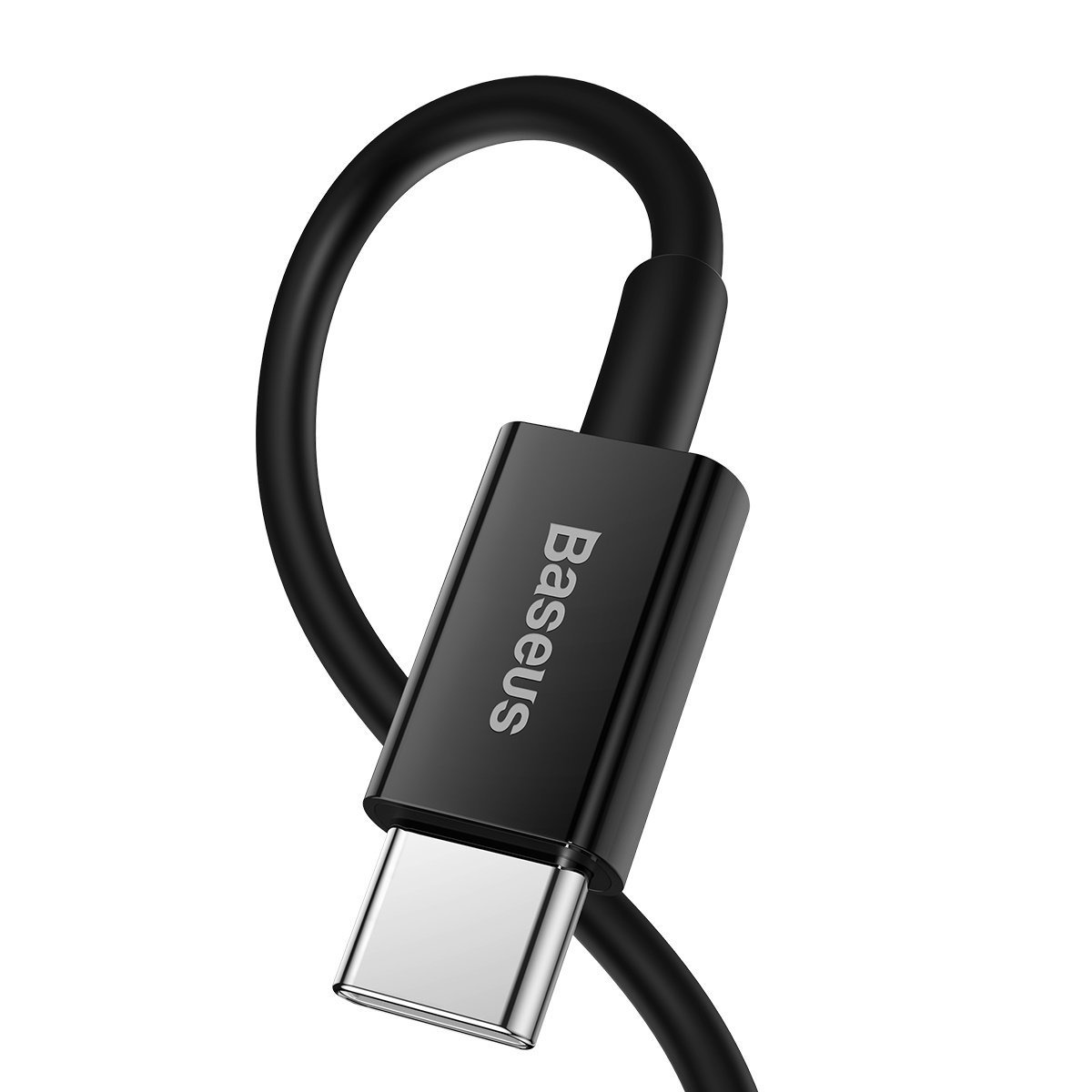 Gros plan d'un câble USB-C Baseus noir. Le câble est courbé. Le connecteur est argenté et le nom de la marque est écrit dessus.