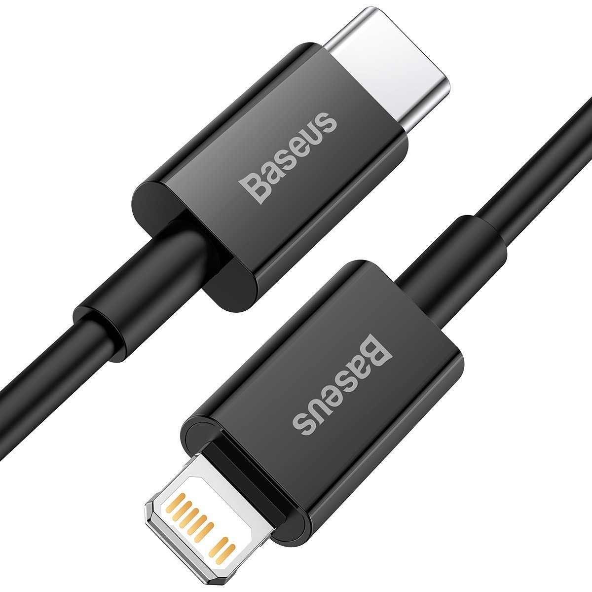 Deux câbles de chargement Baseus noirs. L'un a un connecteur USB-C, l'autre un connecteur Lightning. Les deux sur fond blanc.