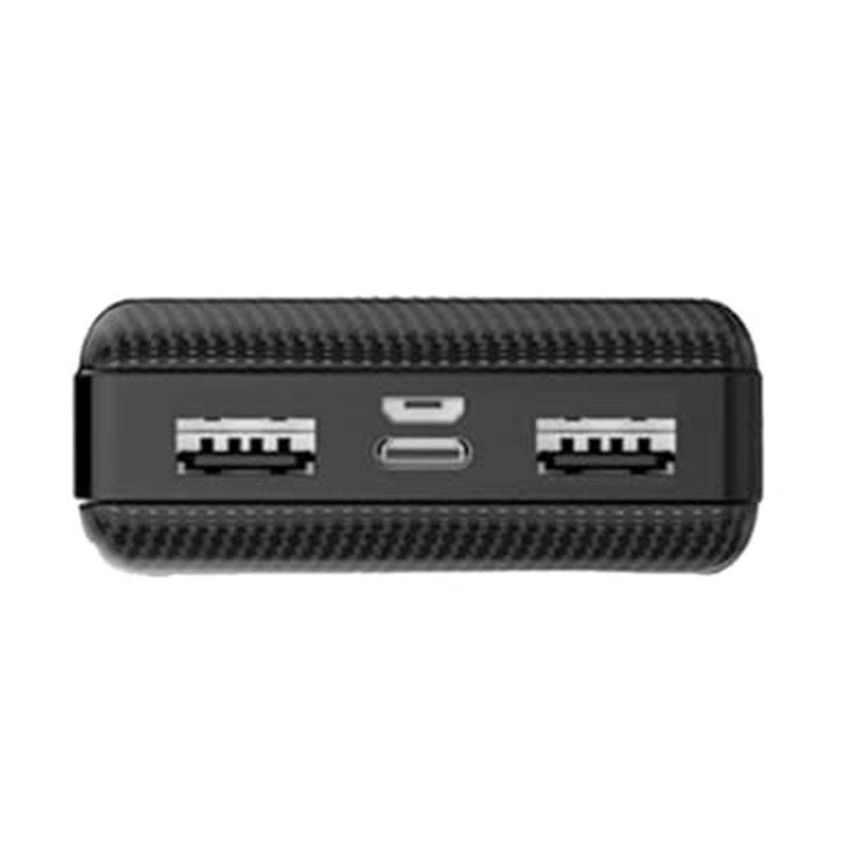 Nahaufnahme einer schwarzen Powerbank mit Kohlefasertextur. Sie hat USB-Anschlüsse und einen DC-Anschluss.