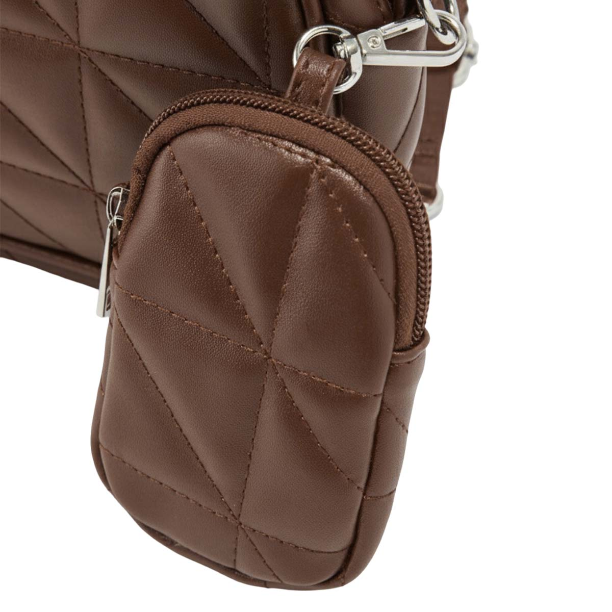 Primo piano di una borsa in pelle marrone trapuntata con un portamonete più piccolo attaccato. Dettagli hardware argento.