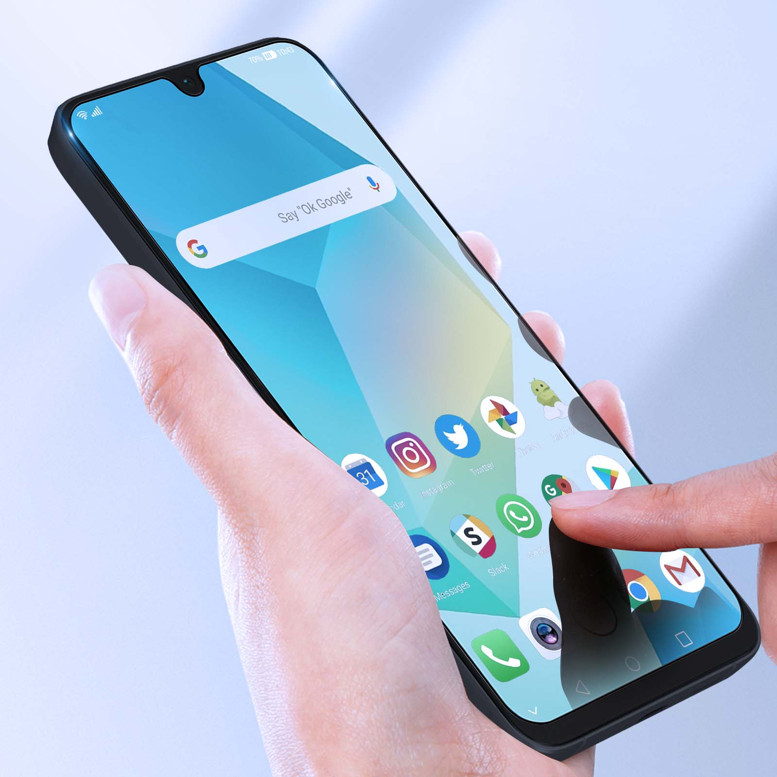 Una mano tiene uno smartphone, toccando un'icona dell'app Google. Lo schermo mostra icone di app e una barra di ricerca.