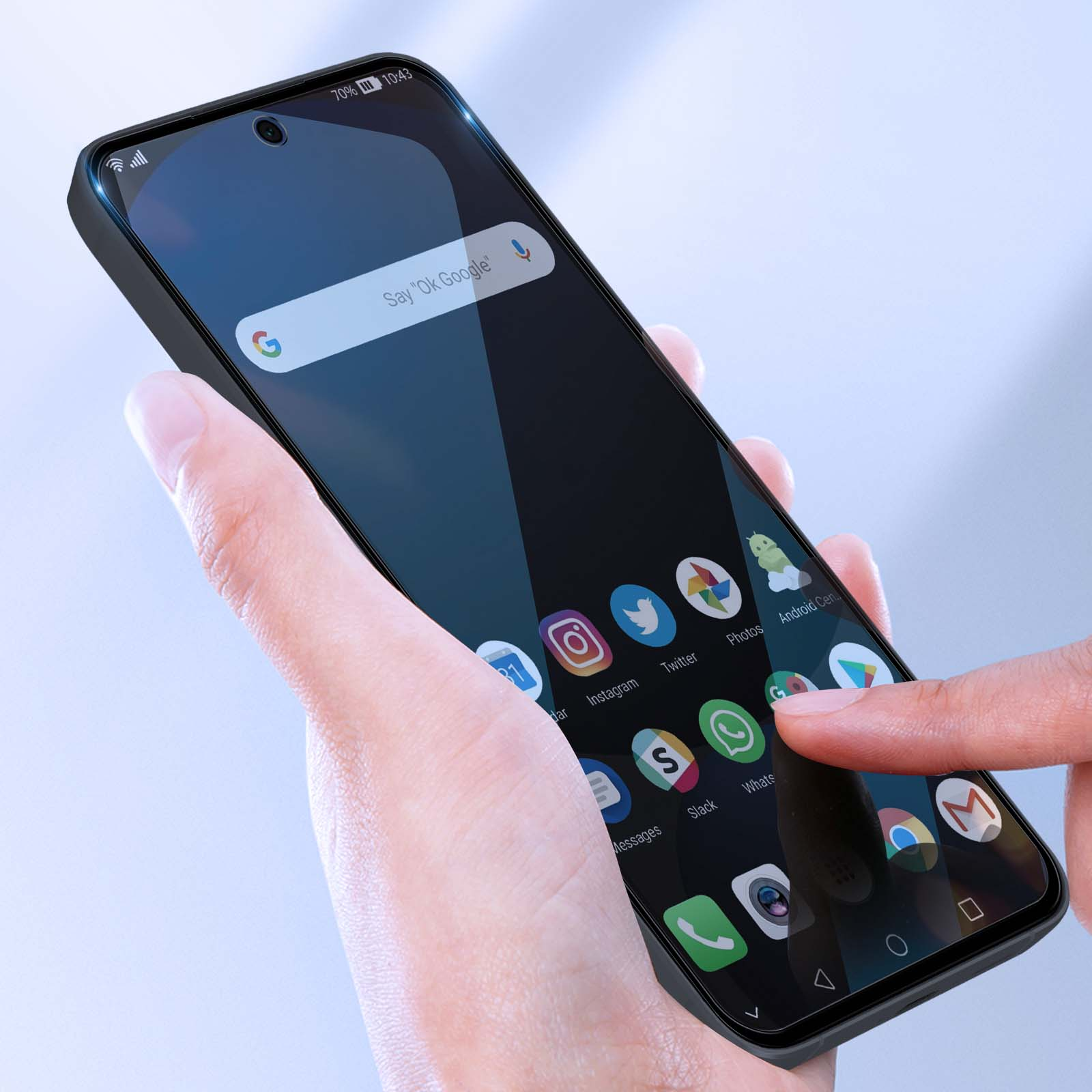 Una mano tiene uno smartphone. Lo schermo mostra le icone delle app e un dito tocca l'icona dell'app Google.