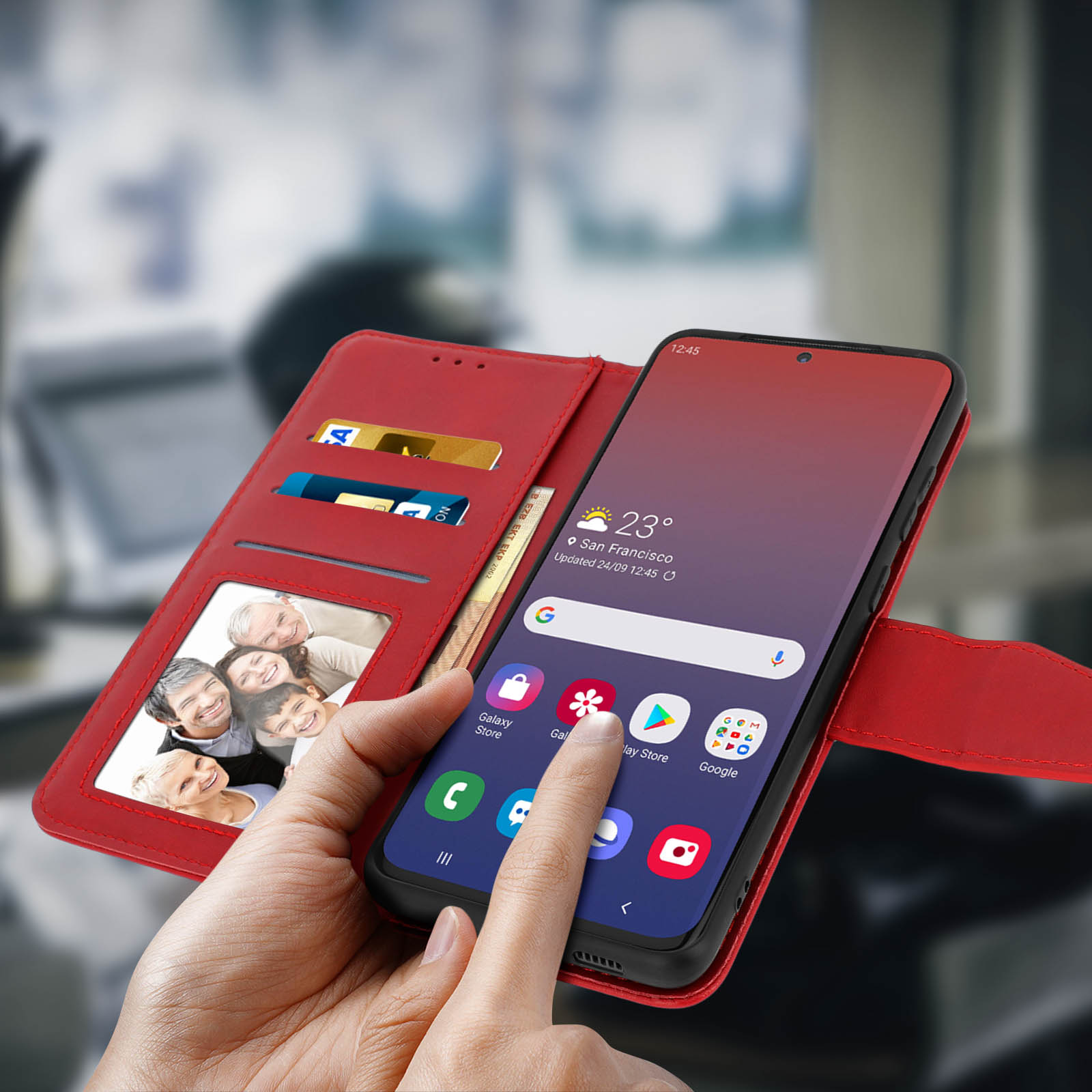 Una mano tocca lo schermo di un telefono che mostra app. La custodia rossa si apre per rivelare carte e foto di famiglia.
