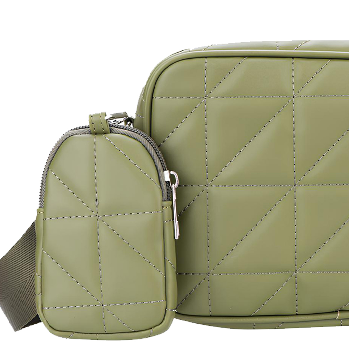 Primer plano de un bolso acolchado verde oliva con un bolsillo más pequeño adjunto. Ambos tienen cremalleras y costuras plateadas.