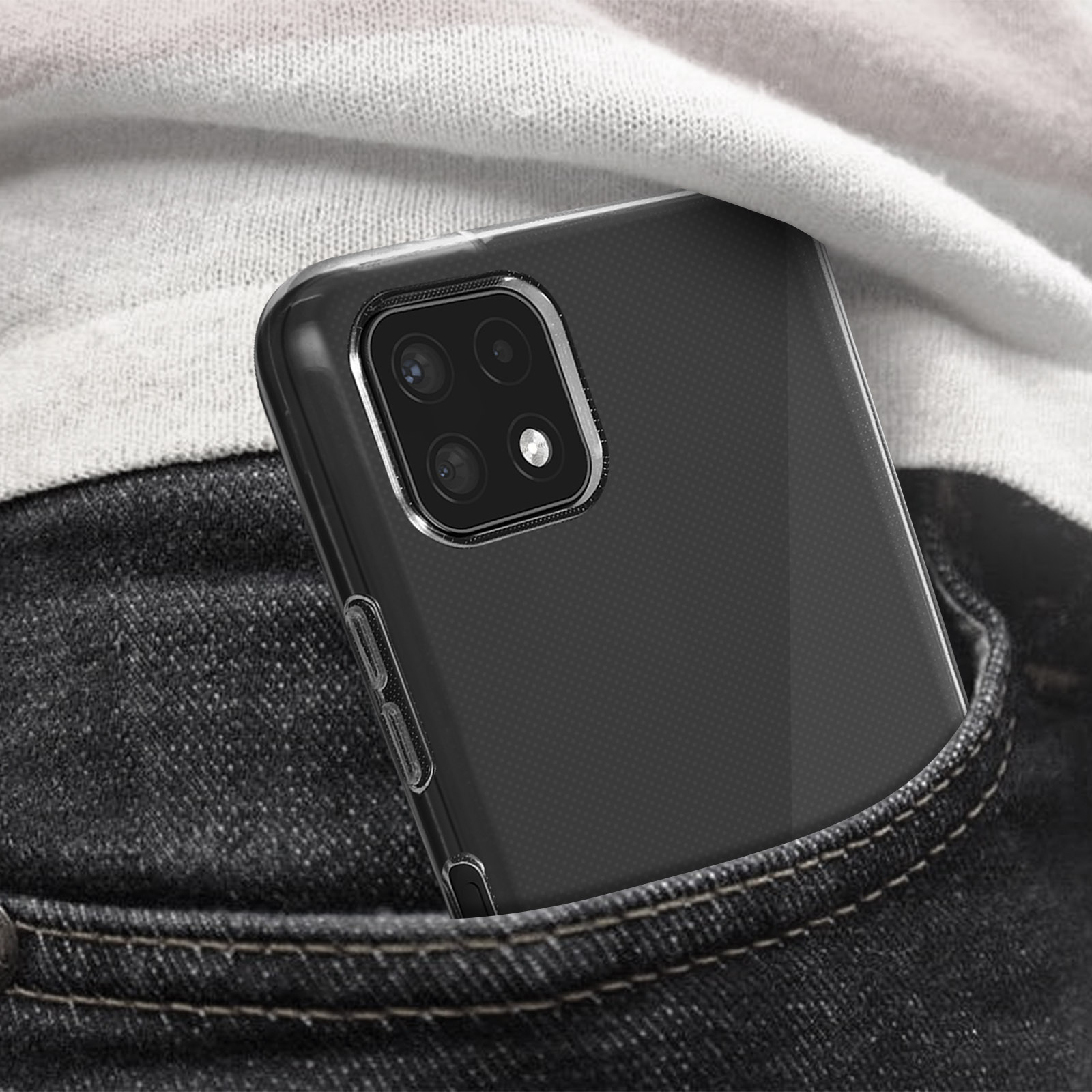 Uno smartphone in una custodia trasparente è in una tasca dei jeans. Ha un modulo fotocamera e texture.