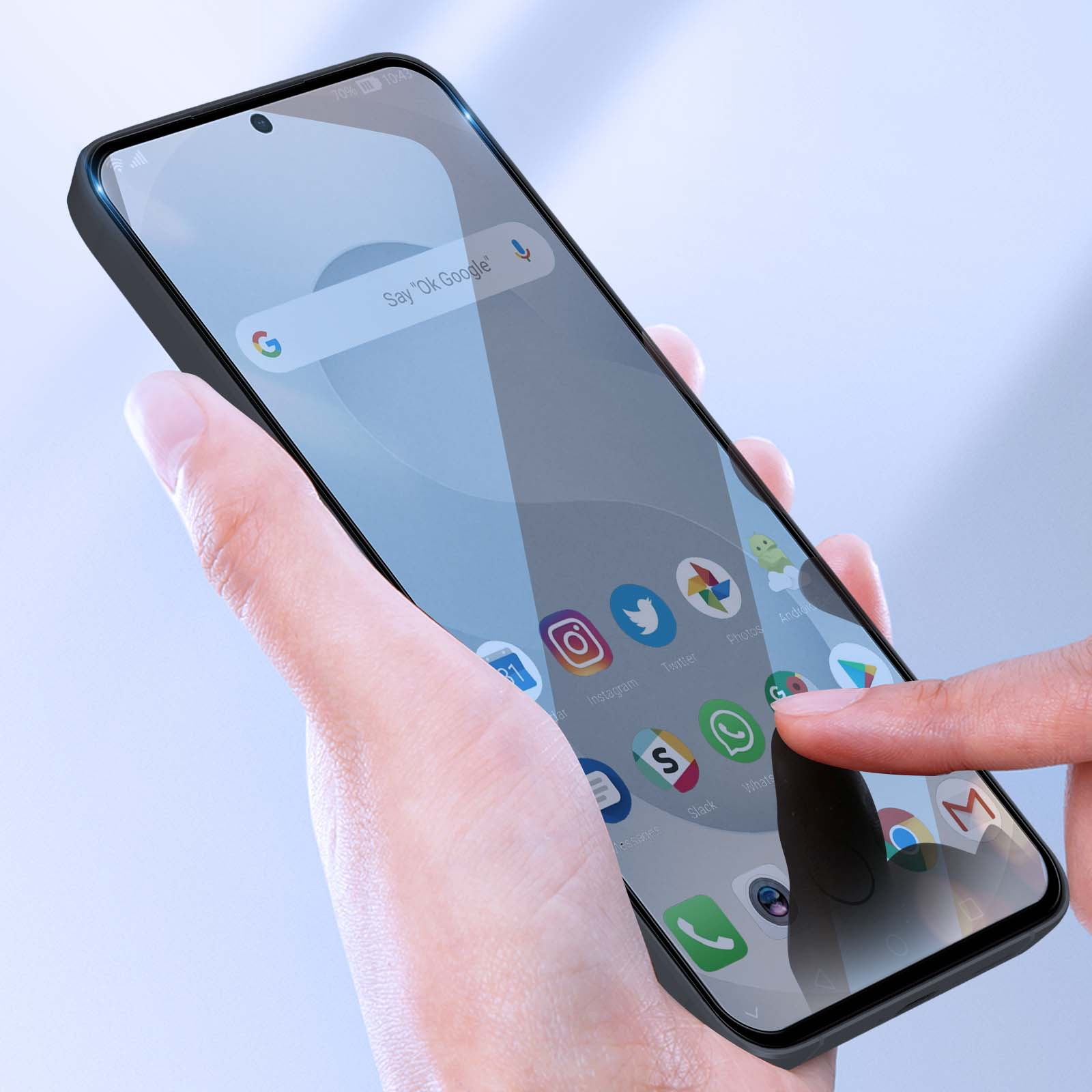Una mano che tiene uno smartphone con icone sullo schermo. Un dito tocca l'icona di WhatsApp.