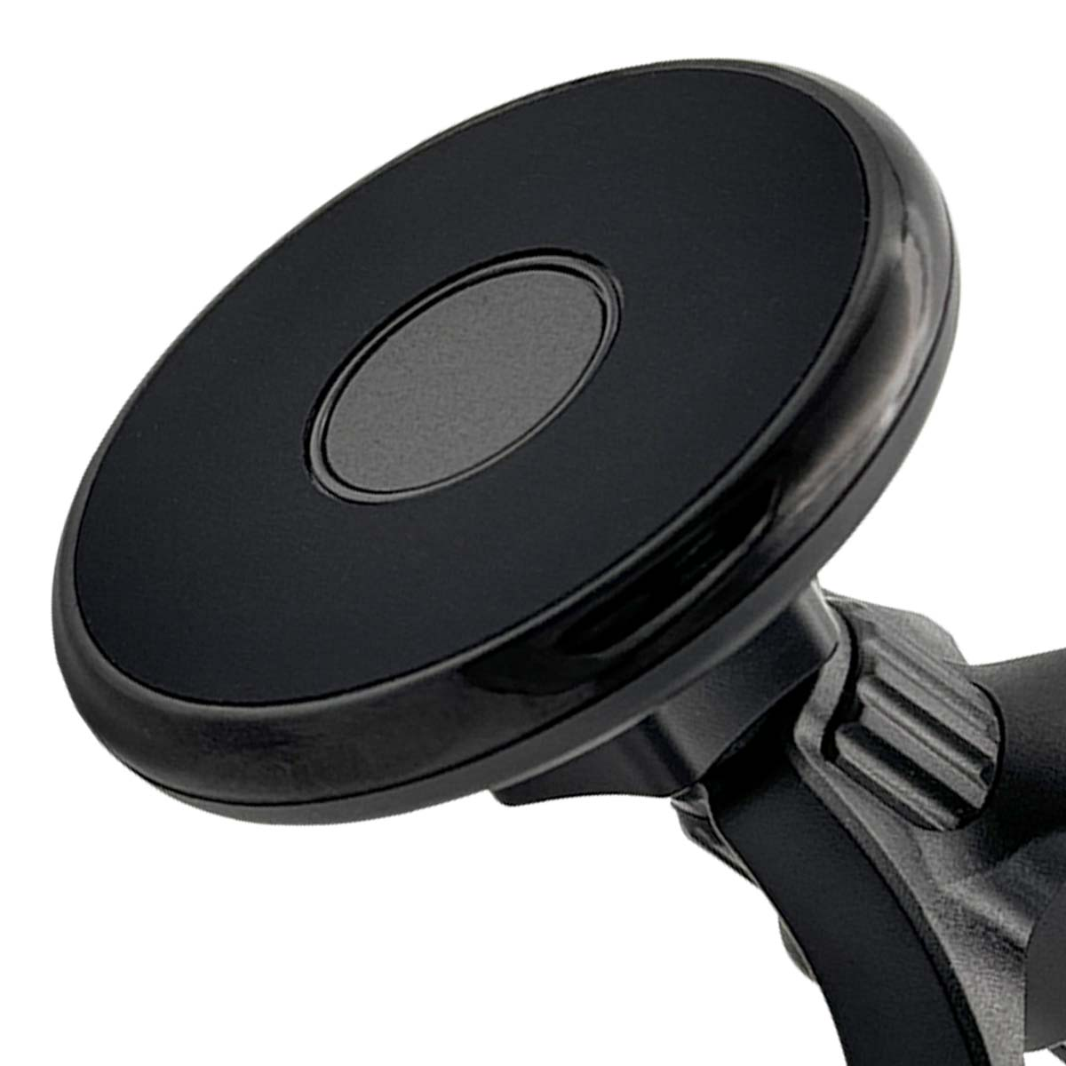 Primo piano di un supporto magnetico nero per telefono da auto. Ha un design circolare con un'area centrale incassata.