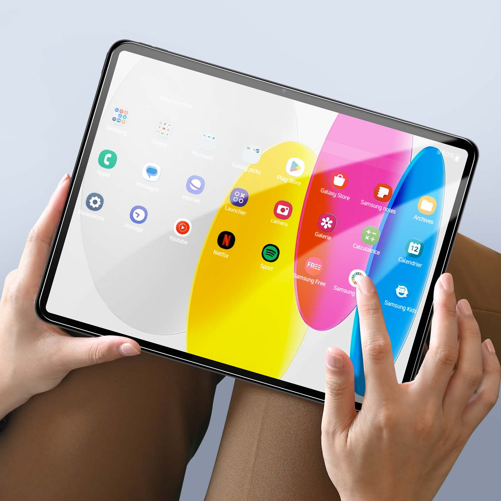 Un tablet viene tenuto in mano. Lo schermo mostra icone di app su uno sfondo colorato. Un dito tocca lo schermo.