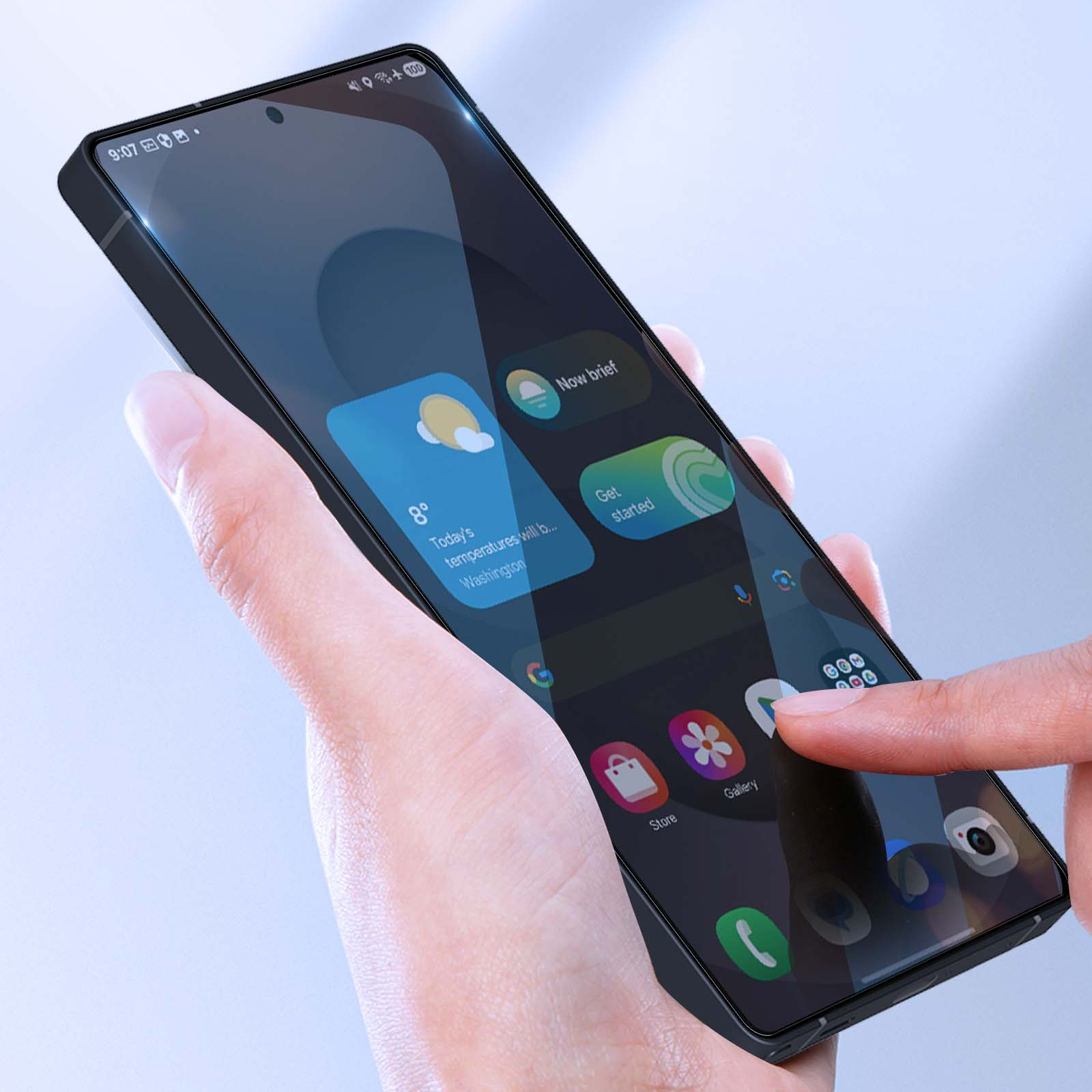 Una mano che tiene uno smartphone con app visibili sullo schermo. Il telefono mostra meteo e icone delle app.