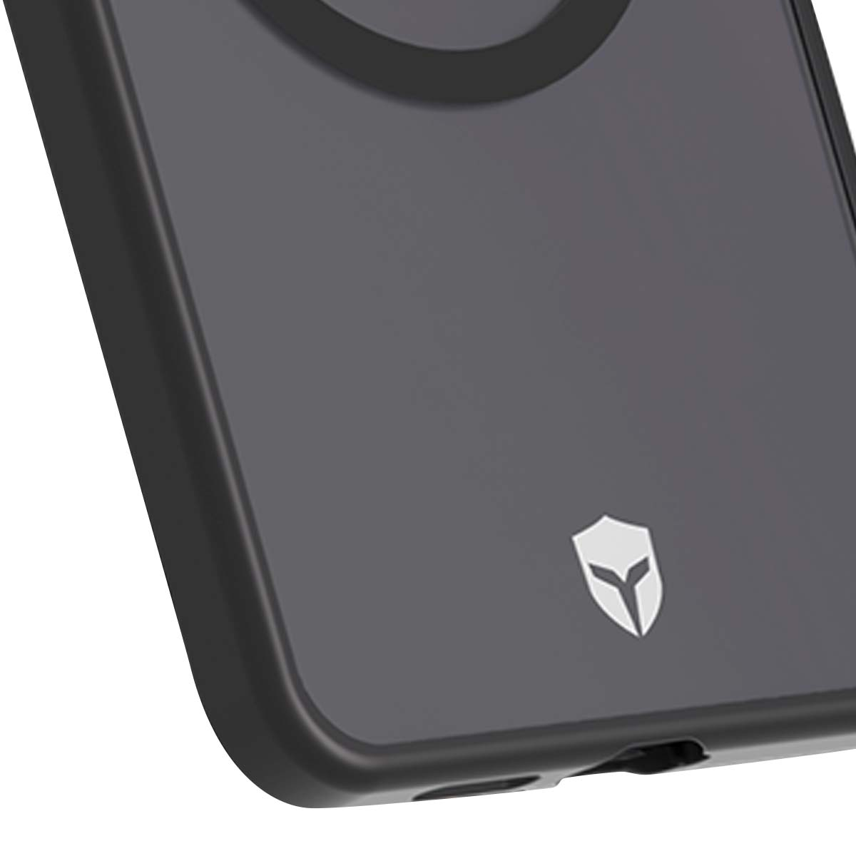 Primo piano di una custodia per telefono grigio scuro. Ha un logo a forma di elmetto bianco. La custodia è angolata verso l'alto a destra.