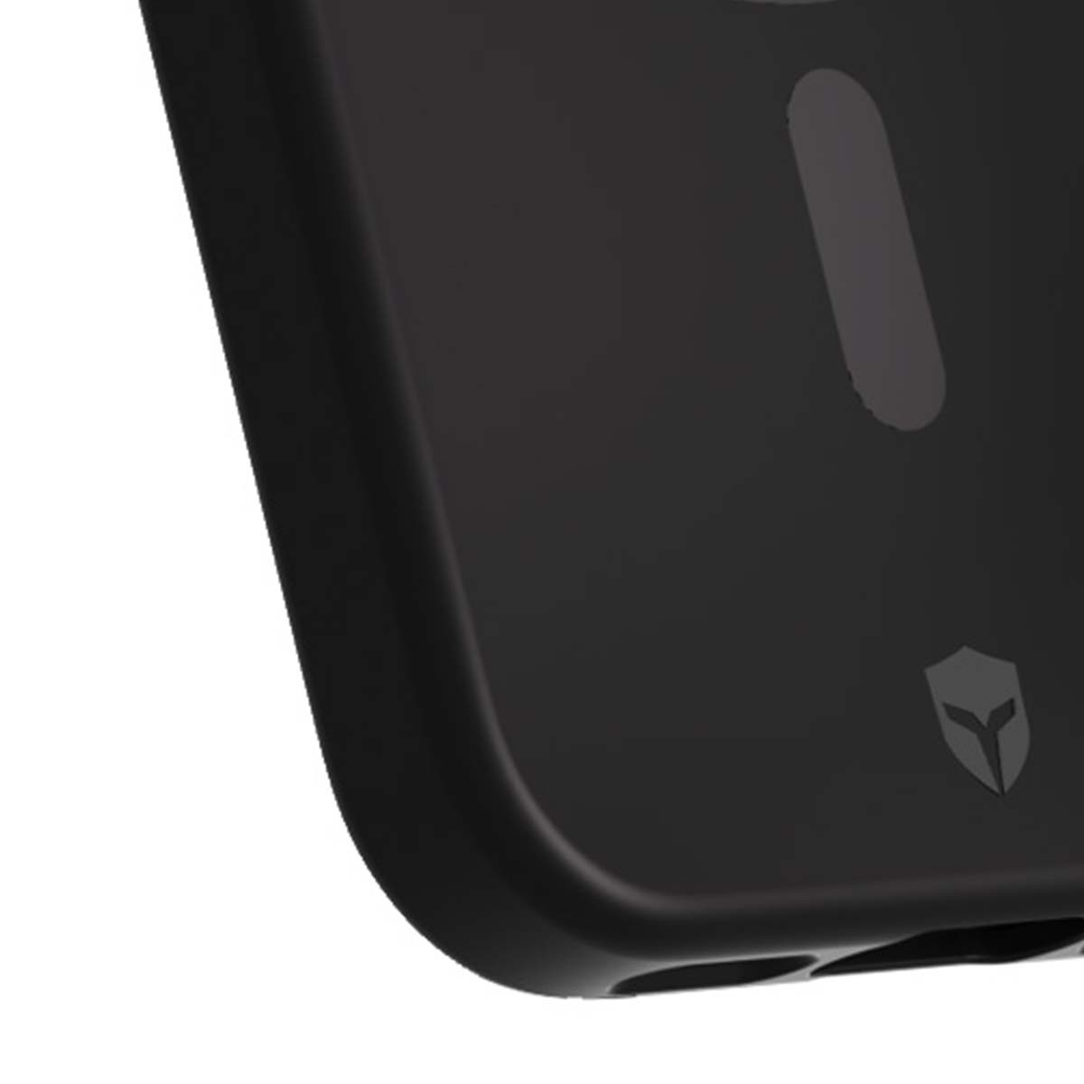 Primo piano di una custodia nera per telefono. Sono presenti un logo e delle aperture. La custodia è angolata, con sfondo bianco.
