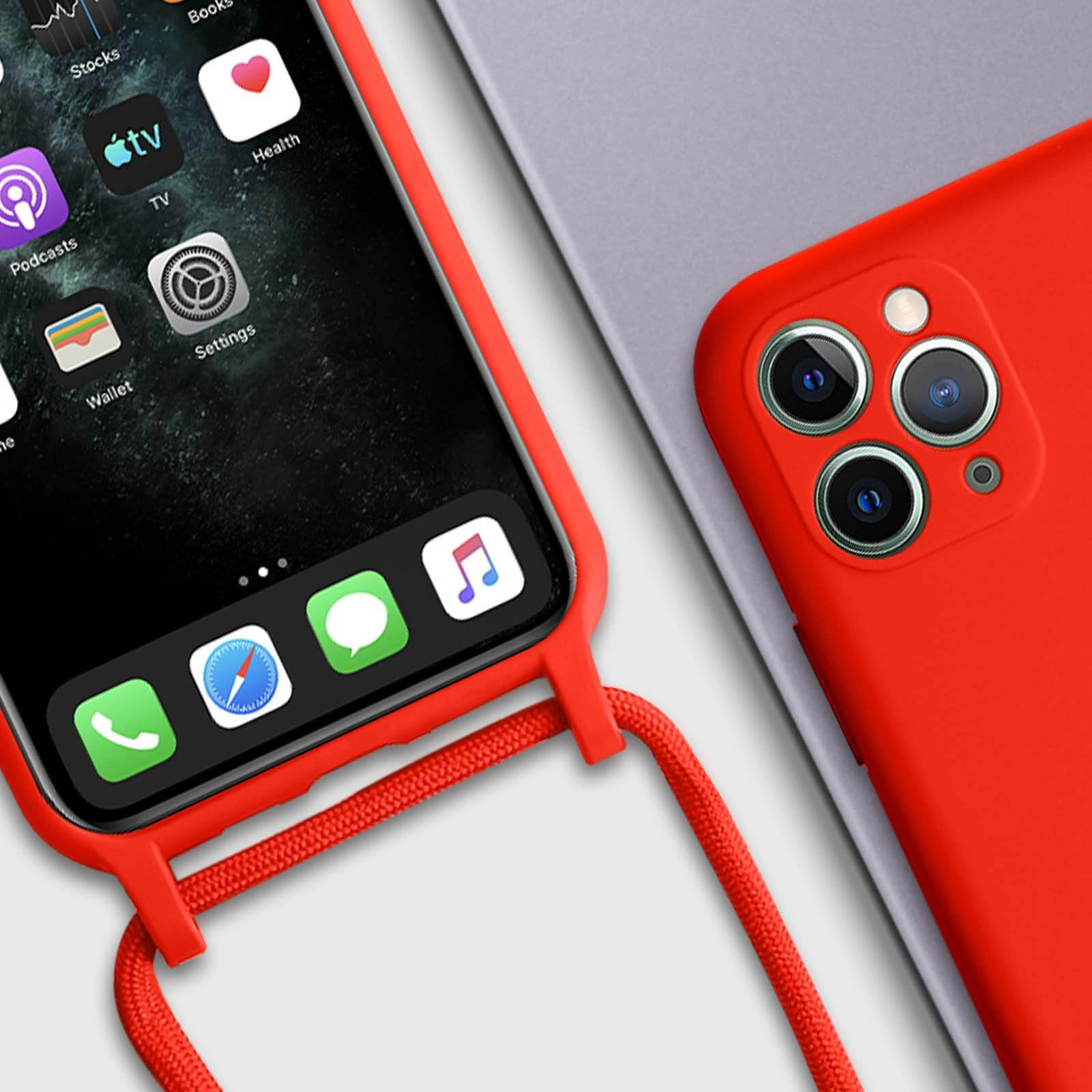 iPhone rouge avec applications, étui rouge et sangle rouge. Le téléphone est à côté d'un étui rouge. Le fond est gris.