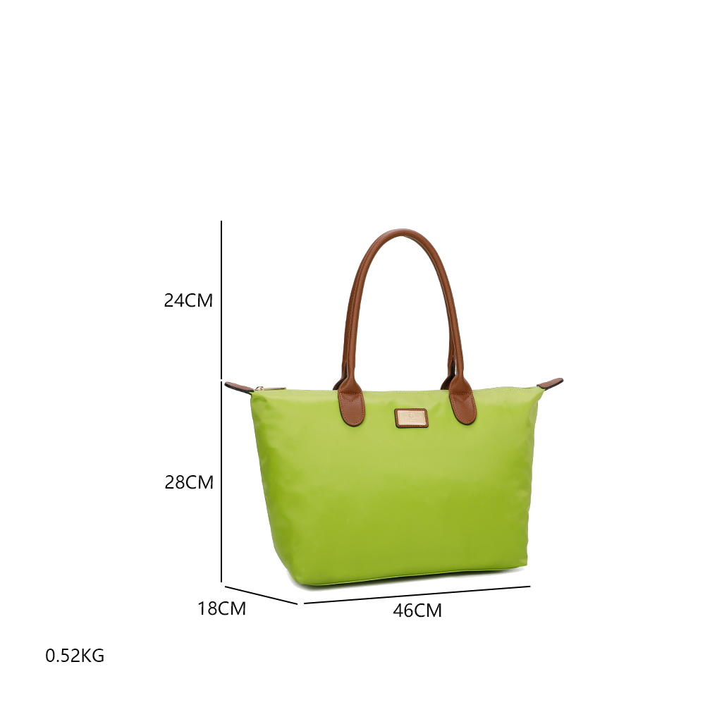Un bolso tote verde lima con asas marrones. Dimensiones: 24cm alto, 28cm ancho, 18cm fondo, 46cm largo y 0,52kg.