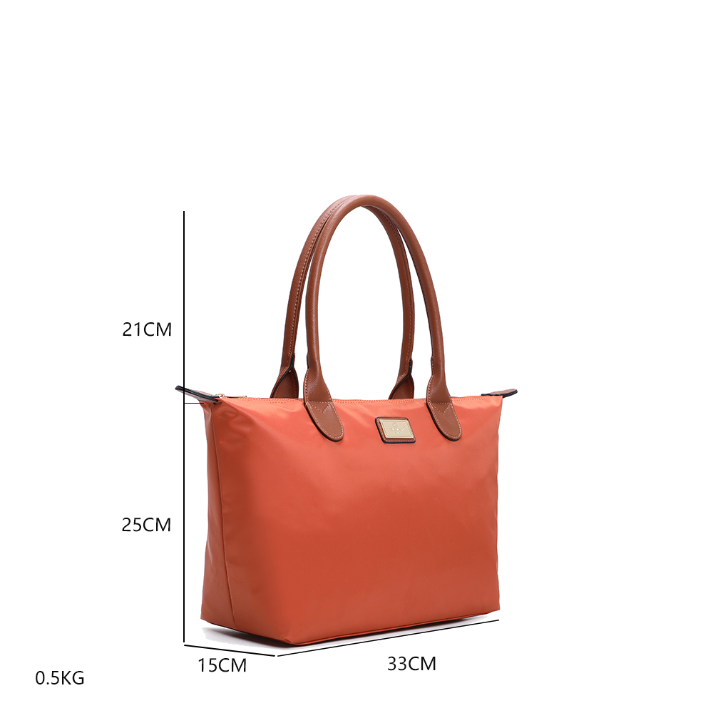 Eine orangefarbene Tragetasche mit braunen Griffen und Details. Die Maße sind: 21 cm, 25 cm, 15 cm, 33 cm und 0,5 kg.
