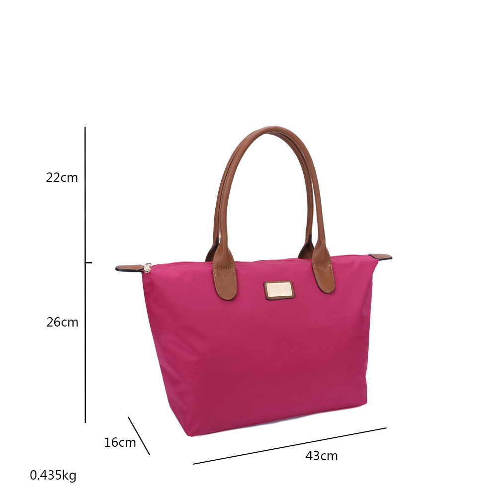 Eine pinkfarbene Tragetasche mit braunen Griffen und Details. Maße: 43 cm lang, 26 cm hoch, 16 cm breit. Wiegt 0,435 kg.