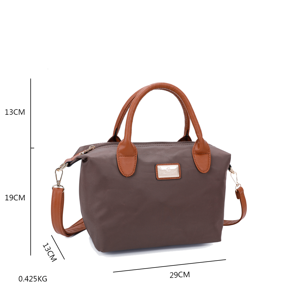 Eine braune Handtasche mit braunen Griffen und Schulterriemen. Maße: 29 cm breit, 19 cm hoch, 13 cm tief. Gewicht: 0,425 kg.