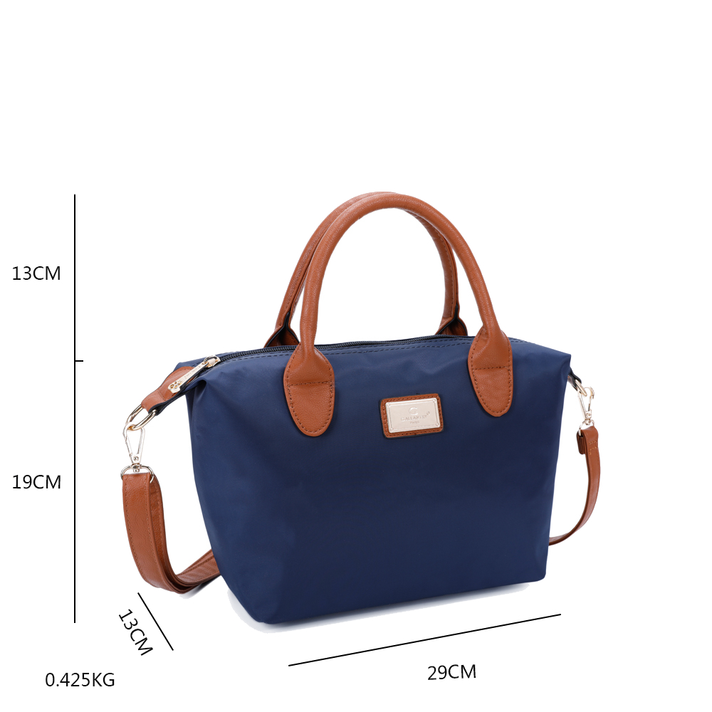 Un bolso azul marino con asas marrones y una correa para el hombro. El bolso mide 29 cm de largo, 19 cm de alto y pesa 0,425 kg.