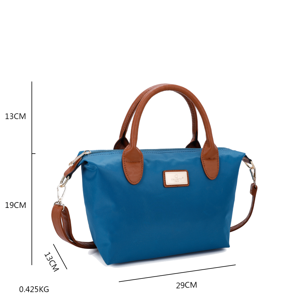 Eine blaue Handtasche mit braunen Griffen und Riemen. Maße der Tasche: 13 cm, 19 cm, 13 cm und 29 cm. Das Gewicht beträgt 0,425 kg.