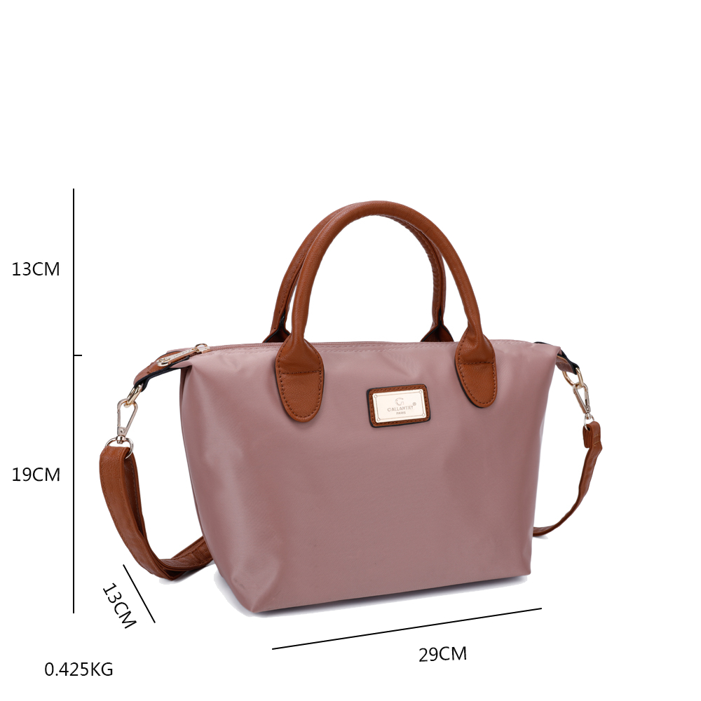 Eine rosa Handtasche mit braunen Henkeln und einem Schulterriemen. Die Tasche hat eine rechteckige Form und ein goldenes Etikett.
