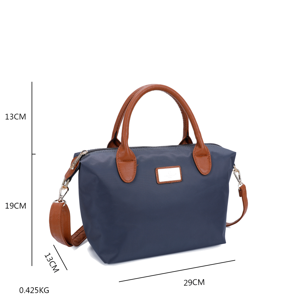 Eine marineblaue Handtasche mit braunen Henkeln und einem Schultergurt. Abmessungen: 29 cm breit, 19 cm hoch, 13 cm Henkelhöhe, 0,425 kg Gewicht.