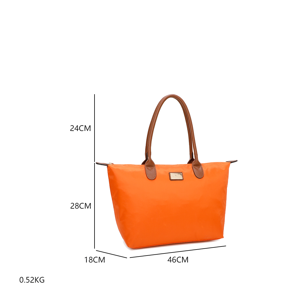 Eine orangefarbene Tragetasche mit braunen Griffen. Abmessungen: 24 cm hoch, 28 cm breit, 18 cm tief und 46 cm lang. Gewicht: 0,52 kg.